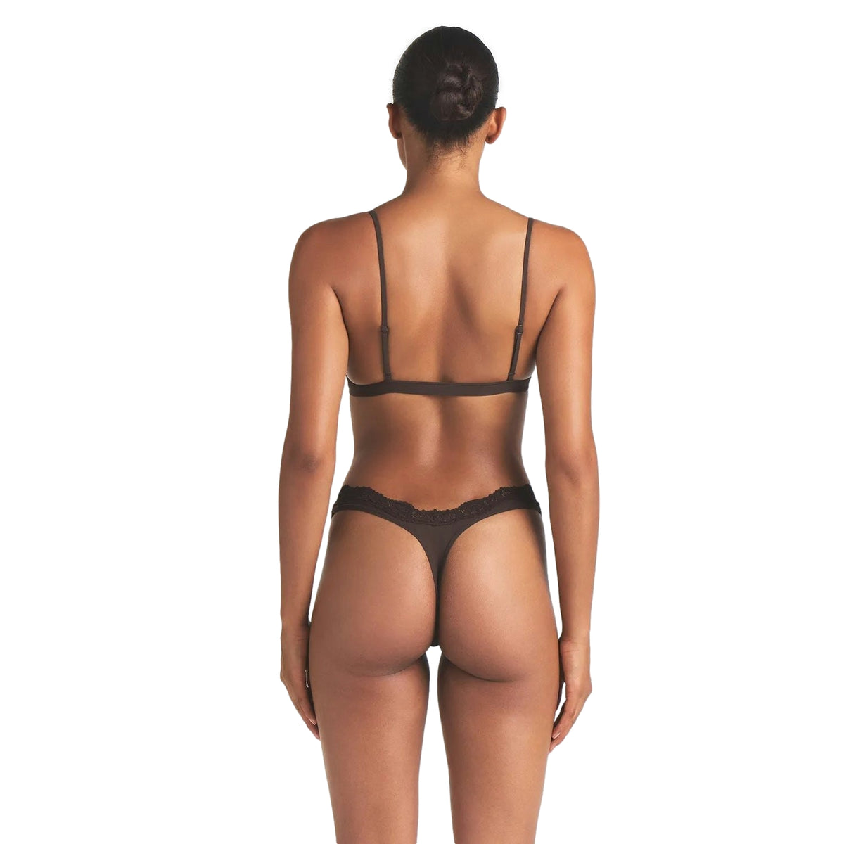 SKIMS Fits Everybody Lace Dipped Thong i espressofarget brun, blondedetaljer og sømløs passform