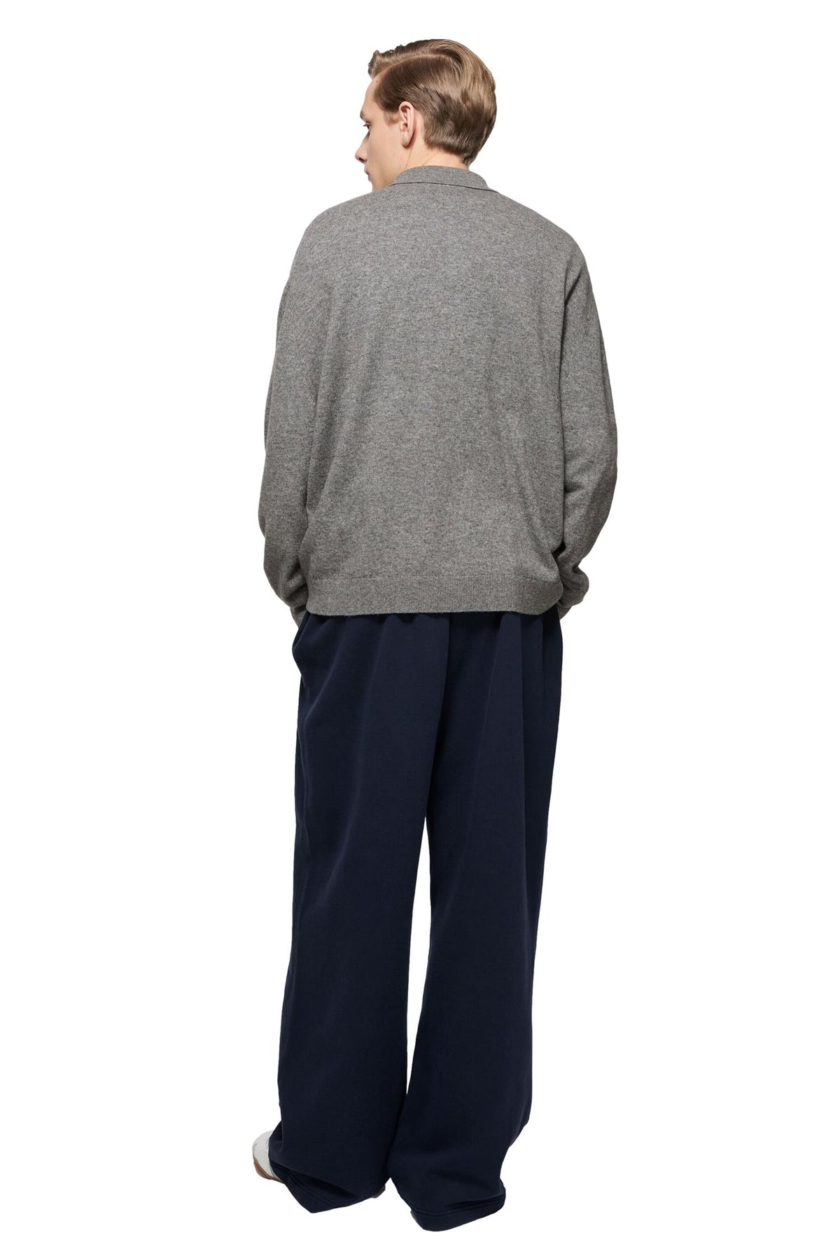 Grå Acne Wool Knit Polo genser med rund hals og langermede, myk ullkvalitet, vist på modell.