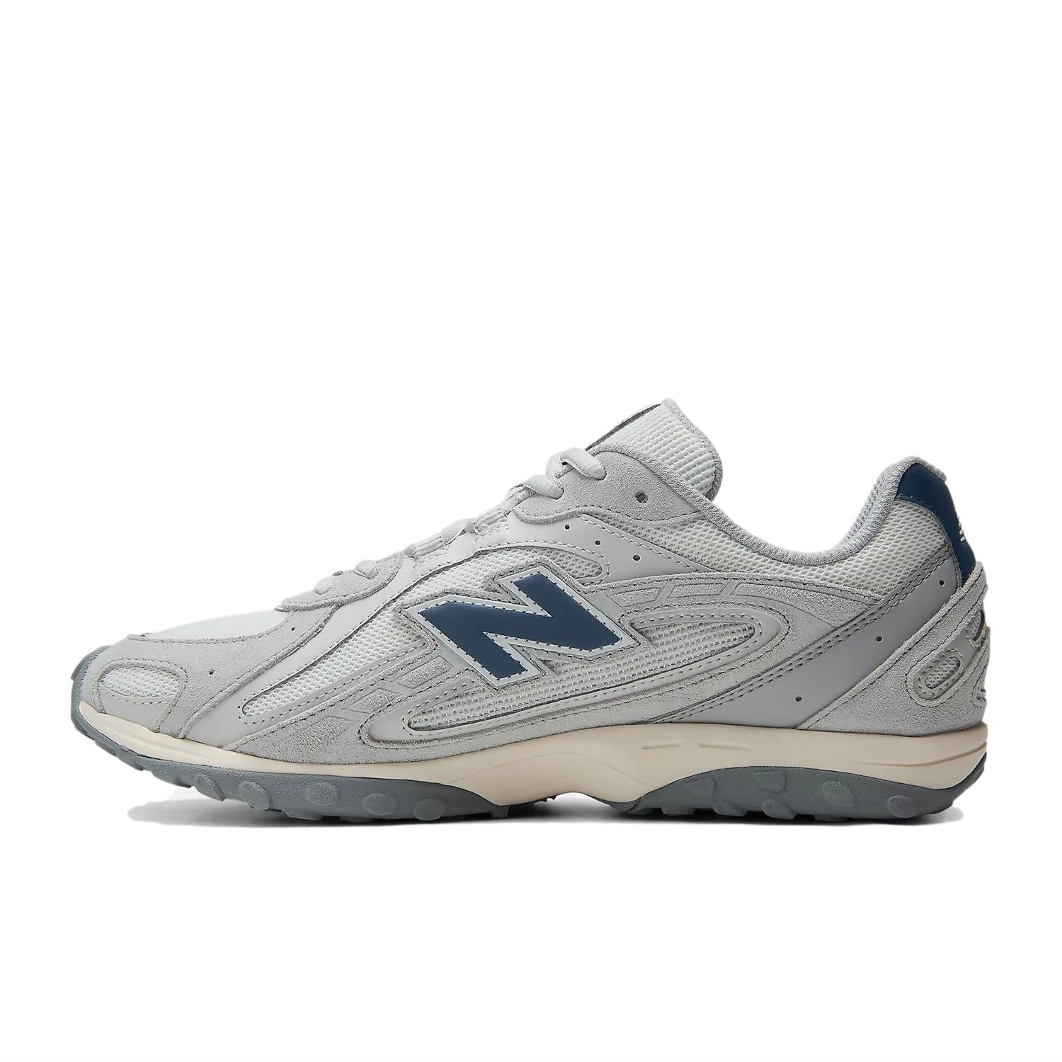 New Balance 204L Raincloud Grå sko med vanntett overdel og komfortabel design, vist fra siden.