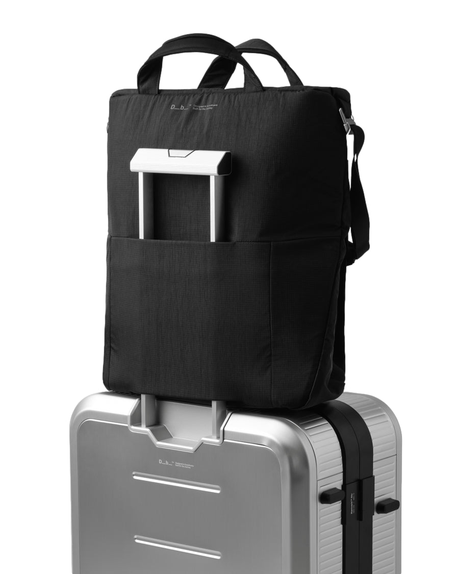 Sort Db Entour hjelmveske og tote bag i 32L, romslig og praktisk, med komfortable bærehåndtak og moderne design.