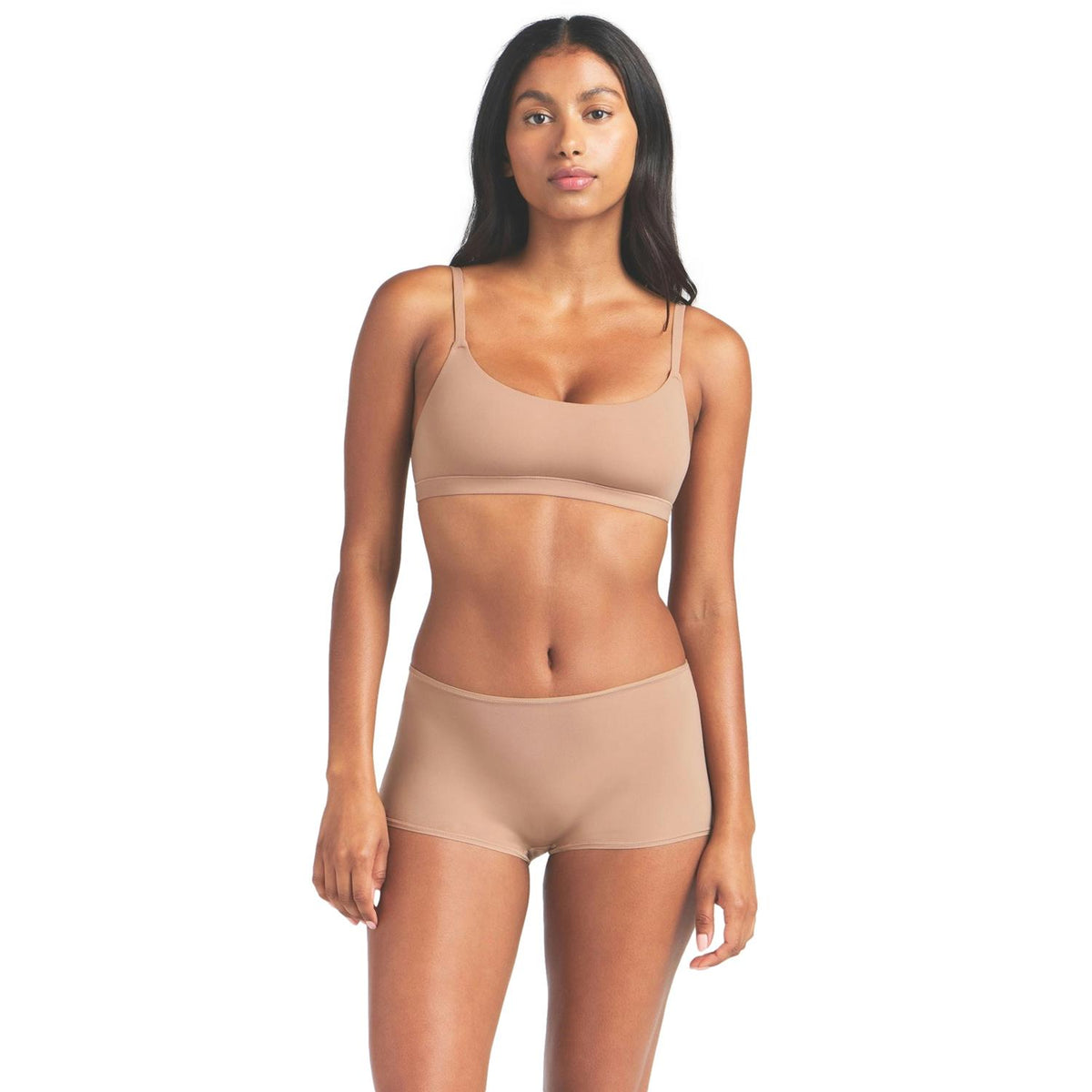 Skims Fits Everybody Scoop Bralette i beige, komfortabelt undertøy med mykt stoff og lav profil, vist på modell.