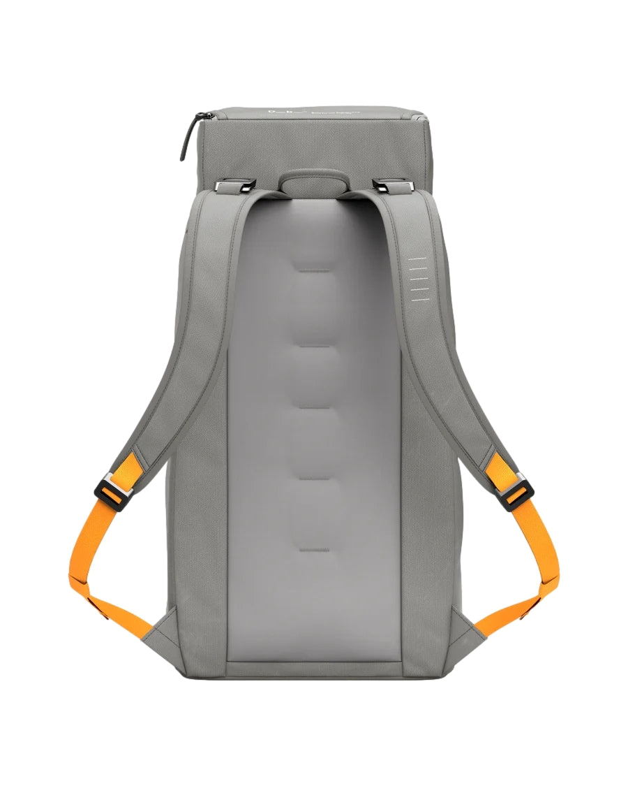 Douchebags DB Hugger Backpack 30L Sand Grey Sekk Grå - modostore.no