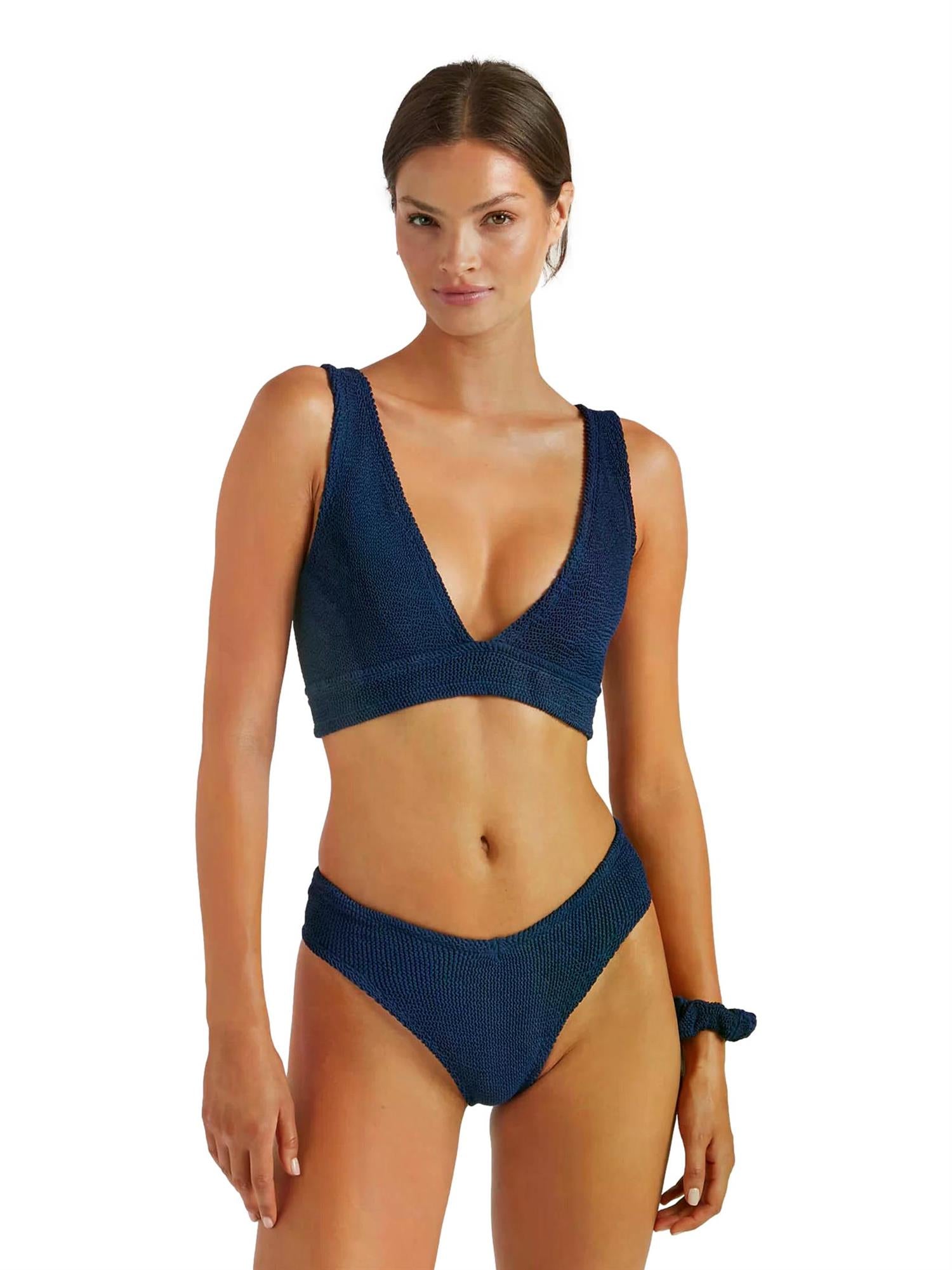 Hunza G Angel bikini i marineblå, elastisk bikinikjole med strikkemønster, som vises på modellen.