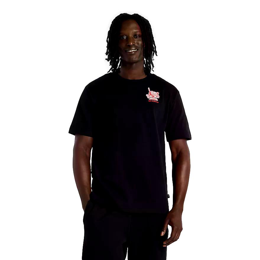 Sort New Balance Ramen T-skjorte vist på modell, myk bomullsdesign med logo og komfortabel passform.