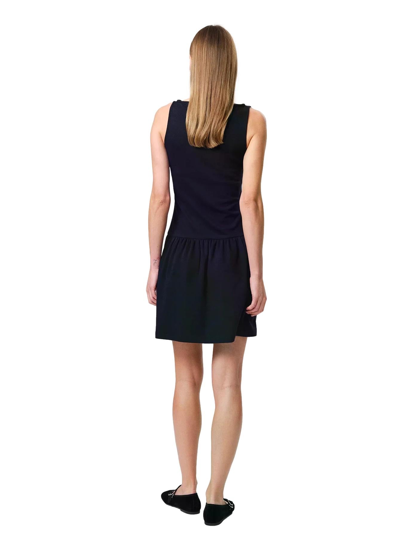 Mørkeblå Julie Josephine Vega kjole vist på modell, elegant design med mykt stoff og feminin passform.