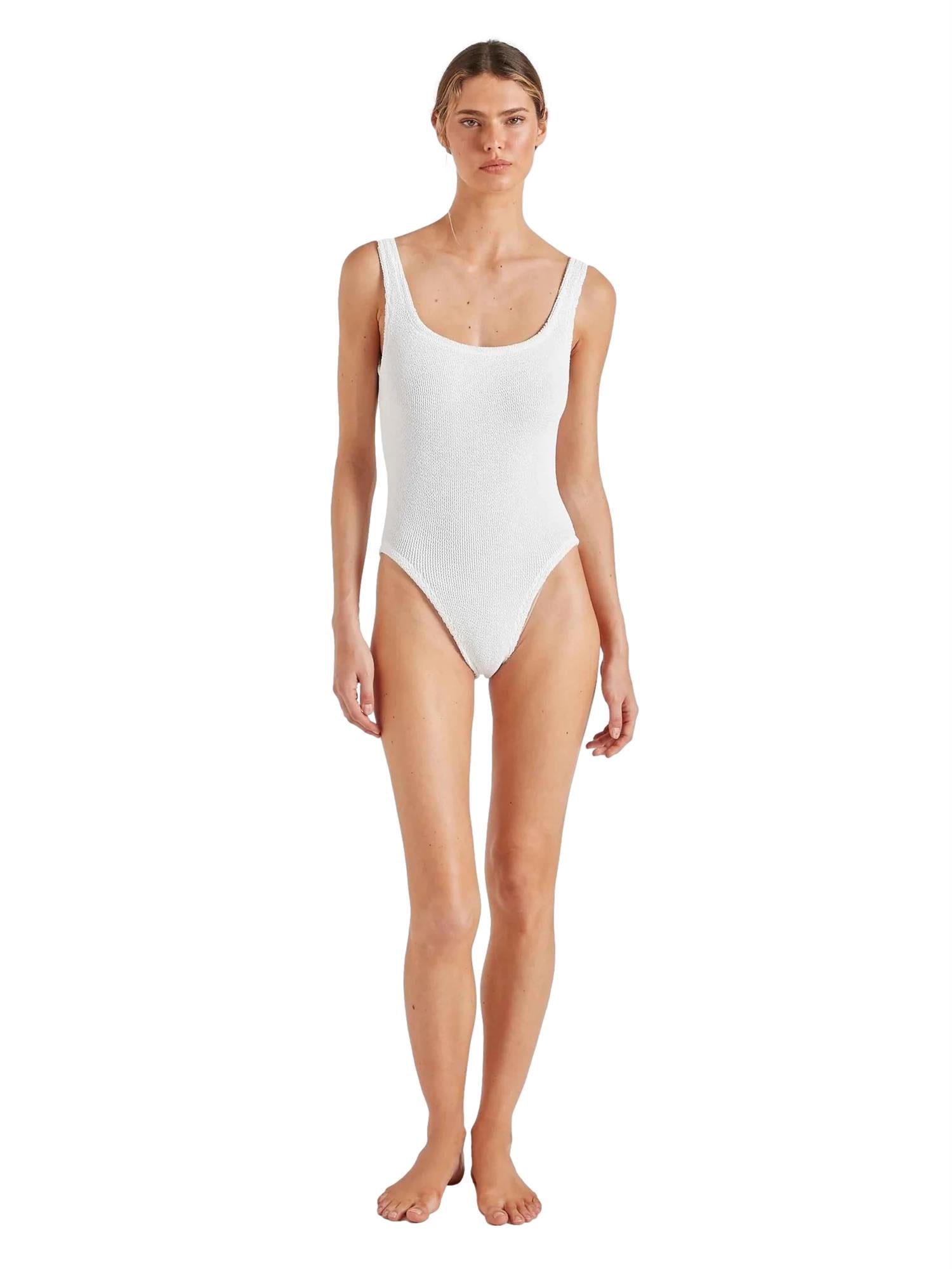 Hvitt Hunza G square neck badedrakt med tettsittende passform og moderne design, vist på modell.
