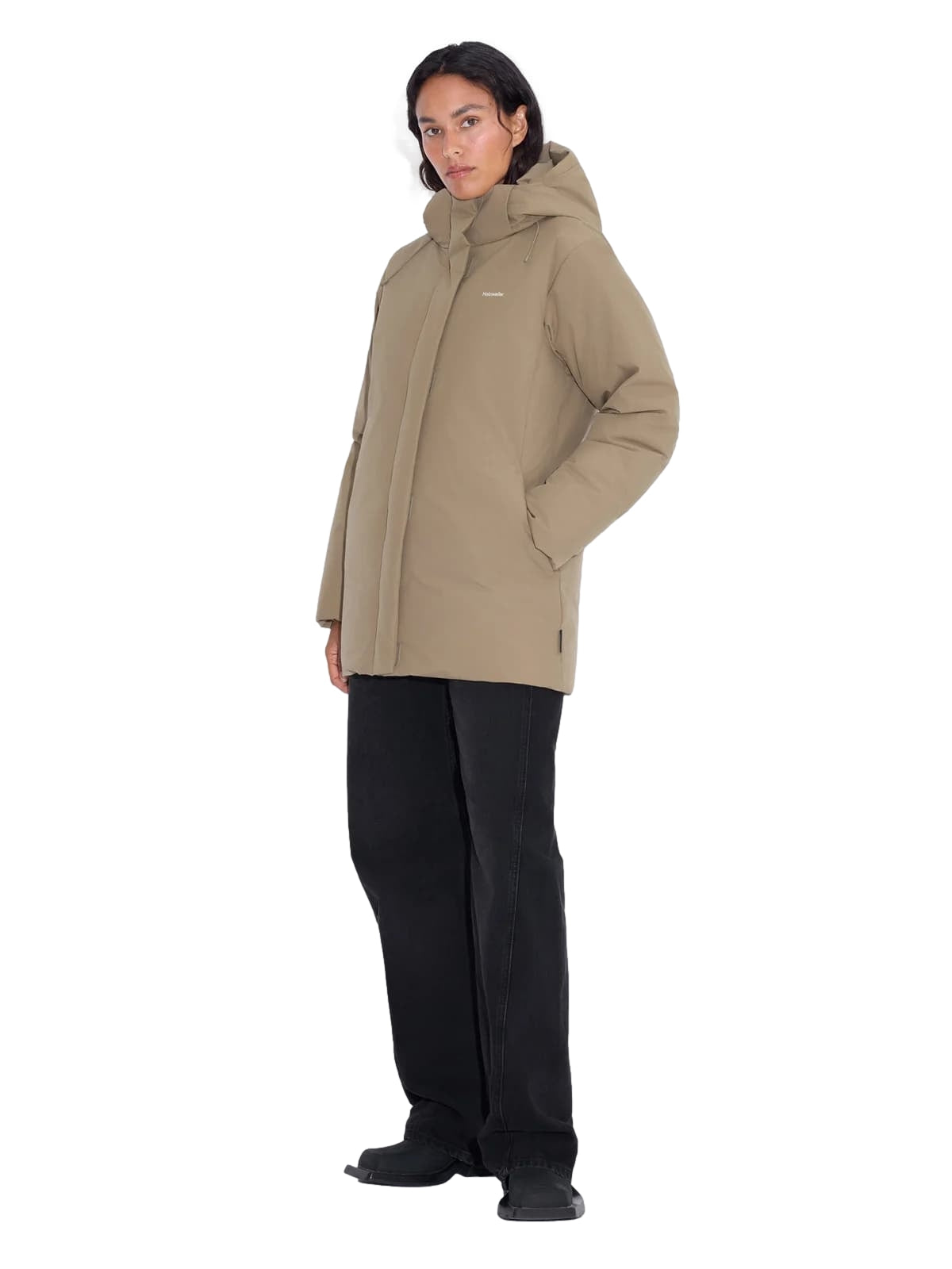 Holzweiler Loen Lt Down Coat i beige med dunfyll, lang jakke med hette og glidelås, vinterkledd kvinne.