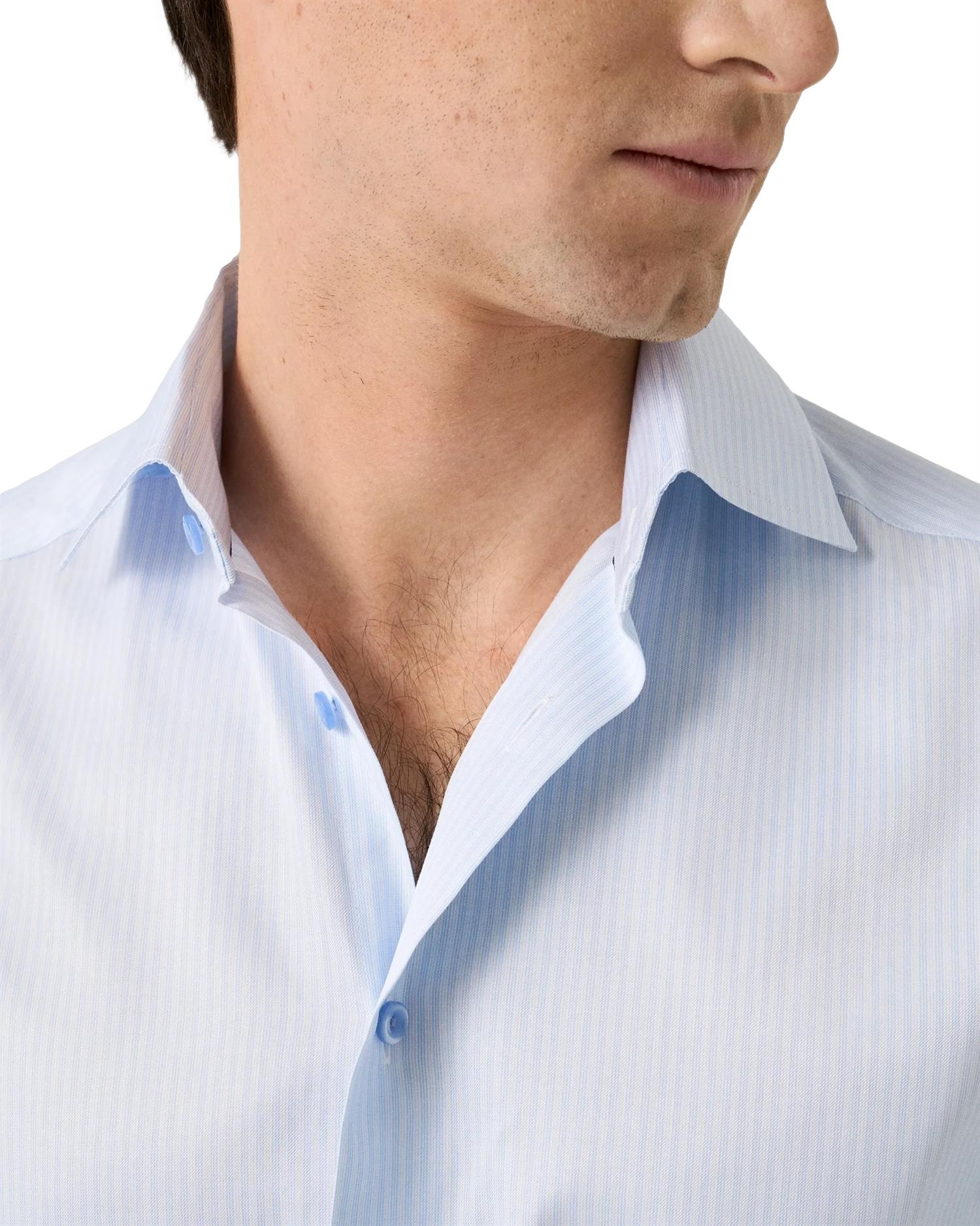 Lyseblå Eton stripet skjorte i signature twill med horisontale striper, vises med knapper og klassisk krage.