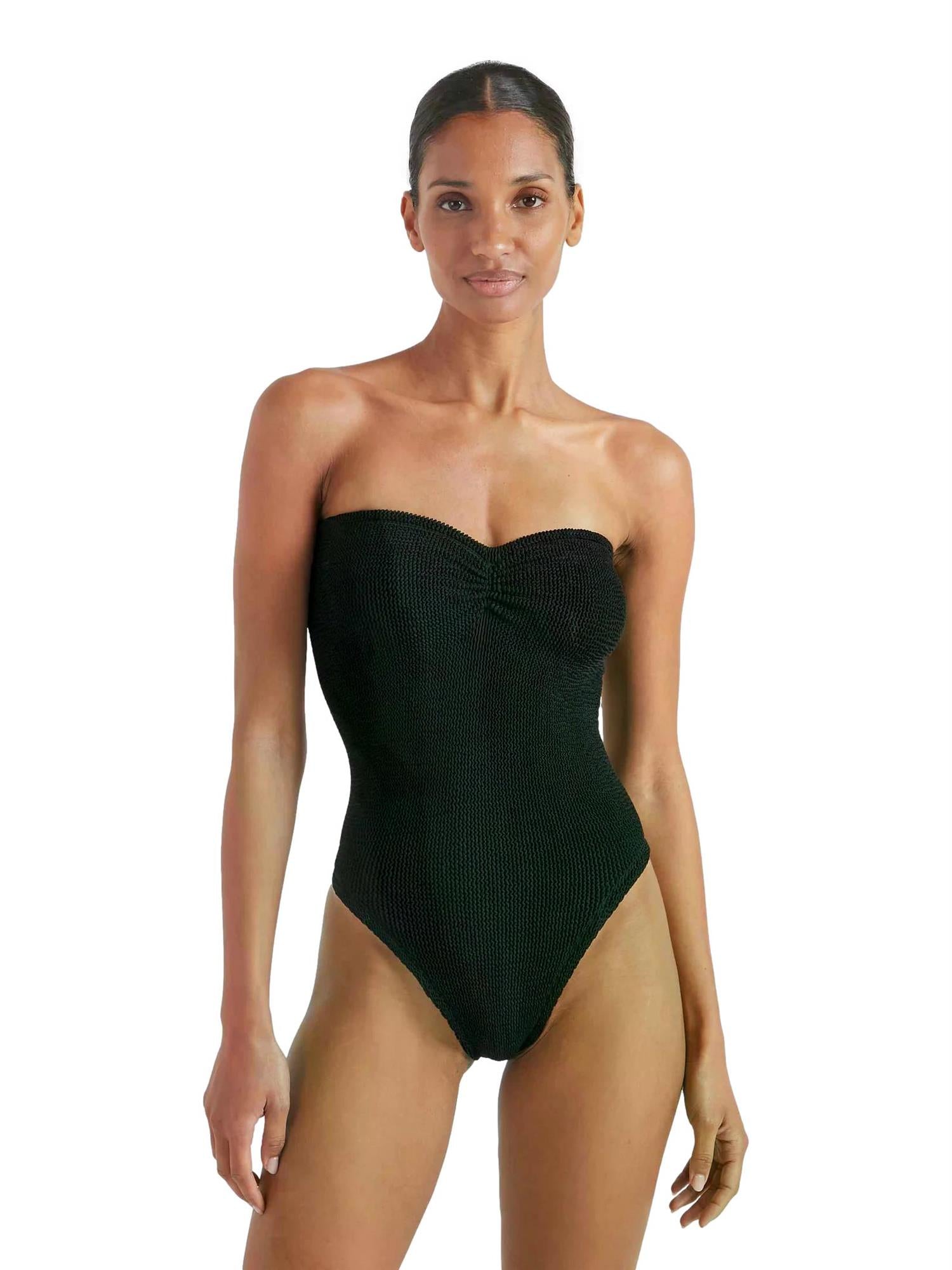 Hunza G Brooke Swim badedrakt i svart, tettsittende og elastisk, med klassisk design og bred skuldersøm.