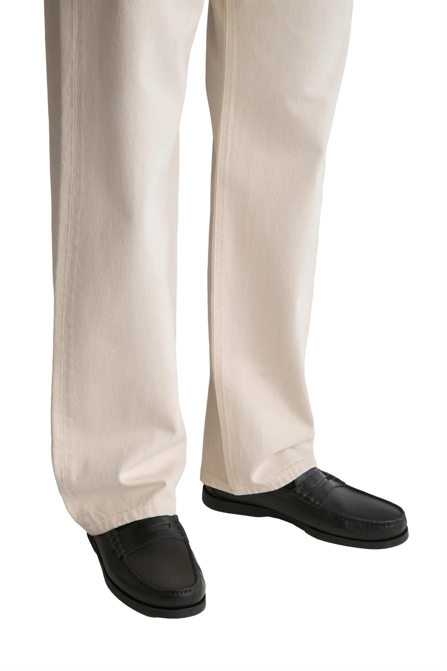 Livid Barnes Fade Bone jeans i off-white, casual bukser med slitte detaljer og løs passform, vist på modell.