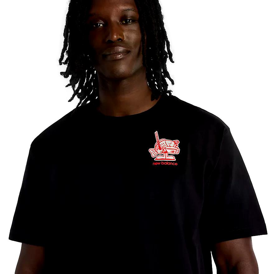 Sort New Balance Ramen T-shirt vist med rød og hvit grafikk foran, avslappet passform og mykt bomullsmateriale.