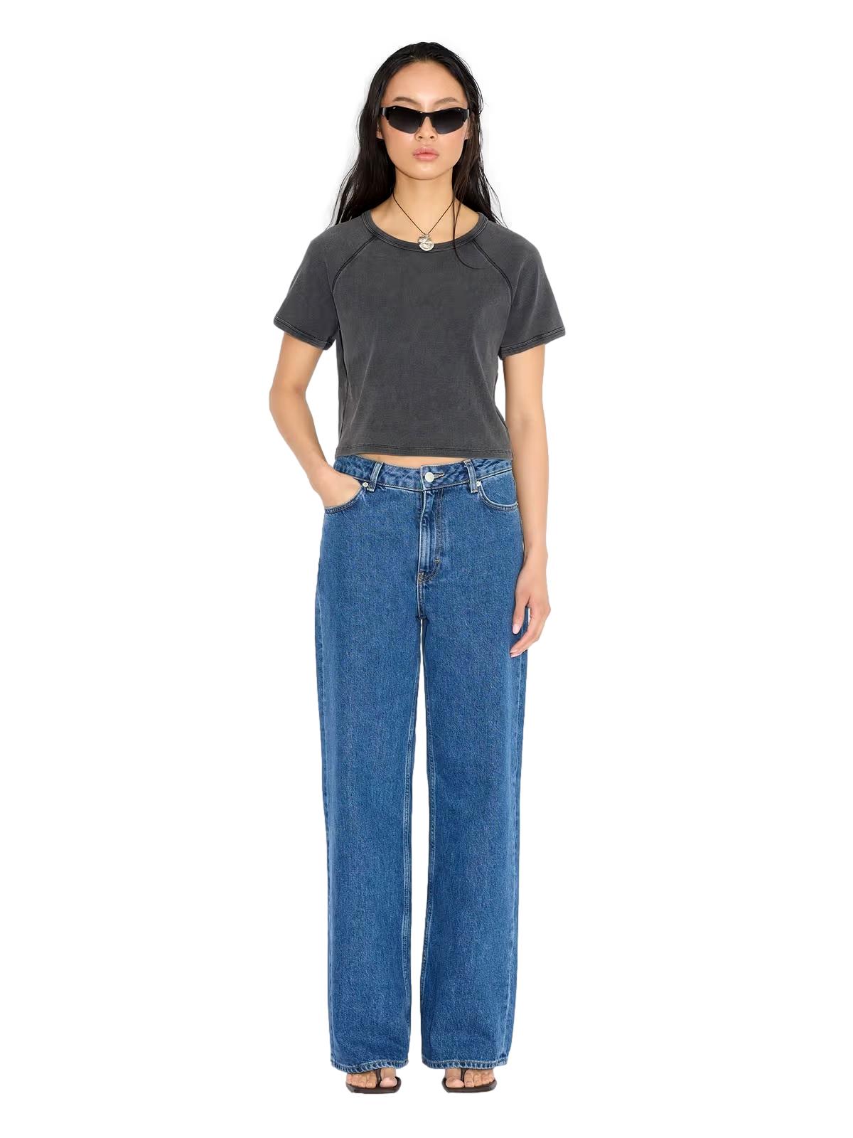 Holzweiler W Wide-Leg jeans i blå med høyt liv og vide ben, vises på bildet. Klassisk, komfortabel jeansstil.