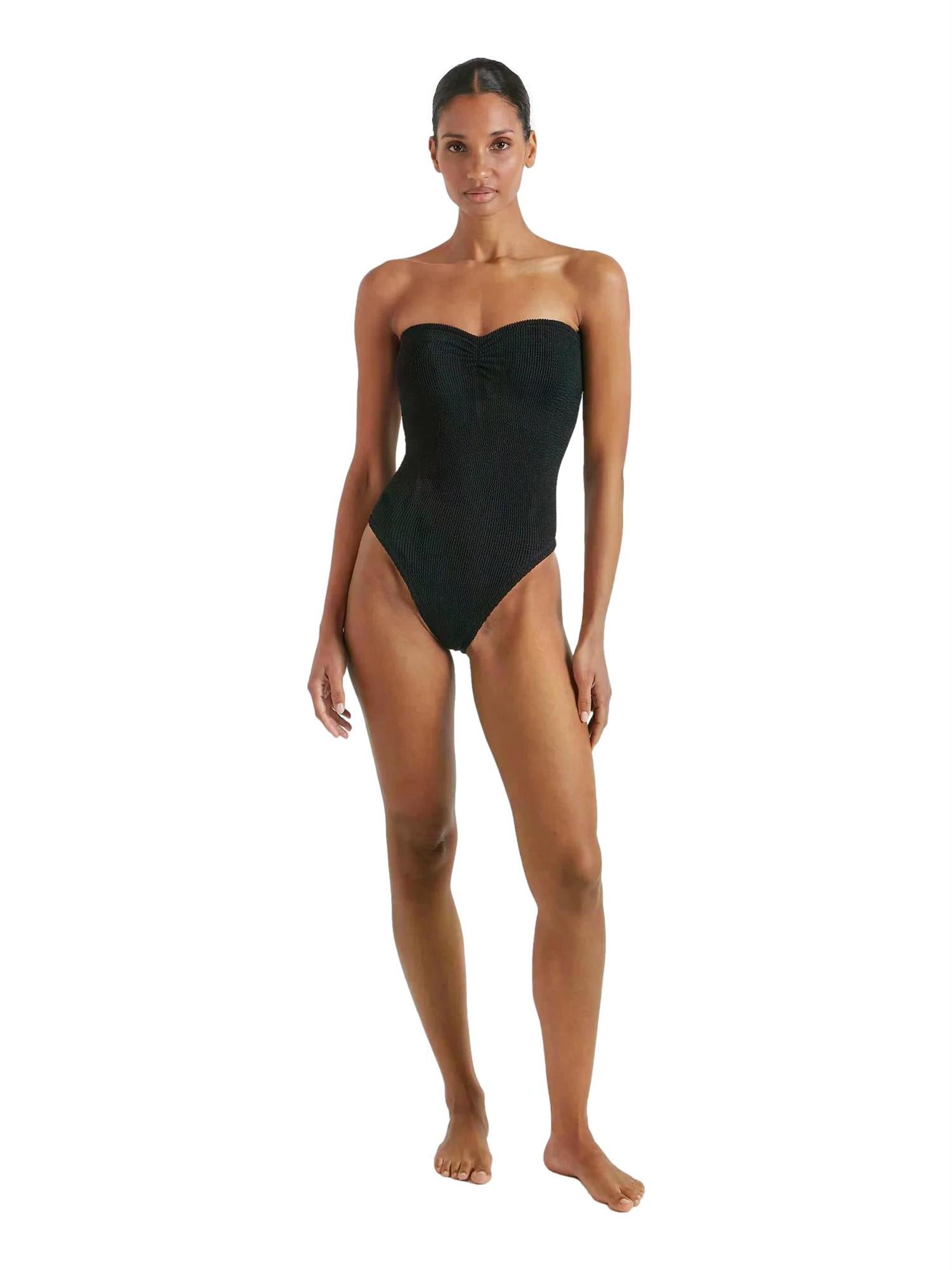 Sort badedrakt fra Hunza G Brooke Swim, tettsittende med glatt stoff og moderne design, vist på modell.