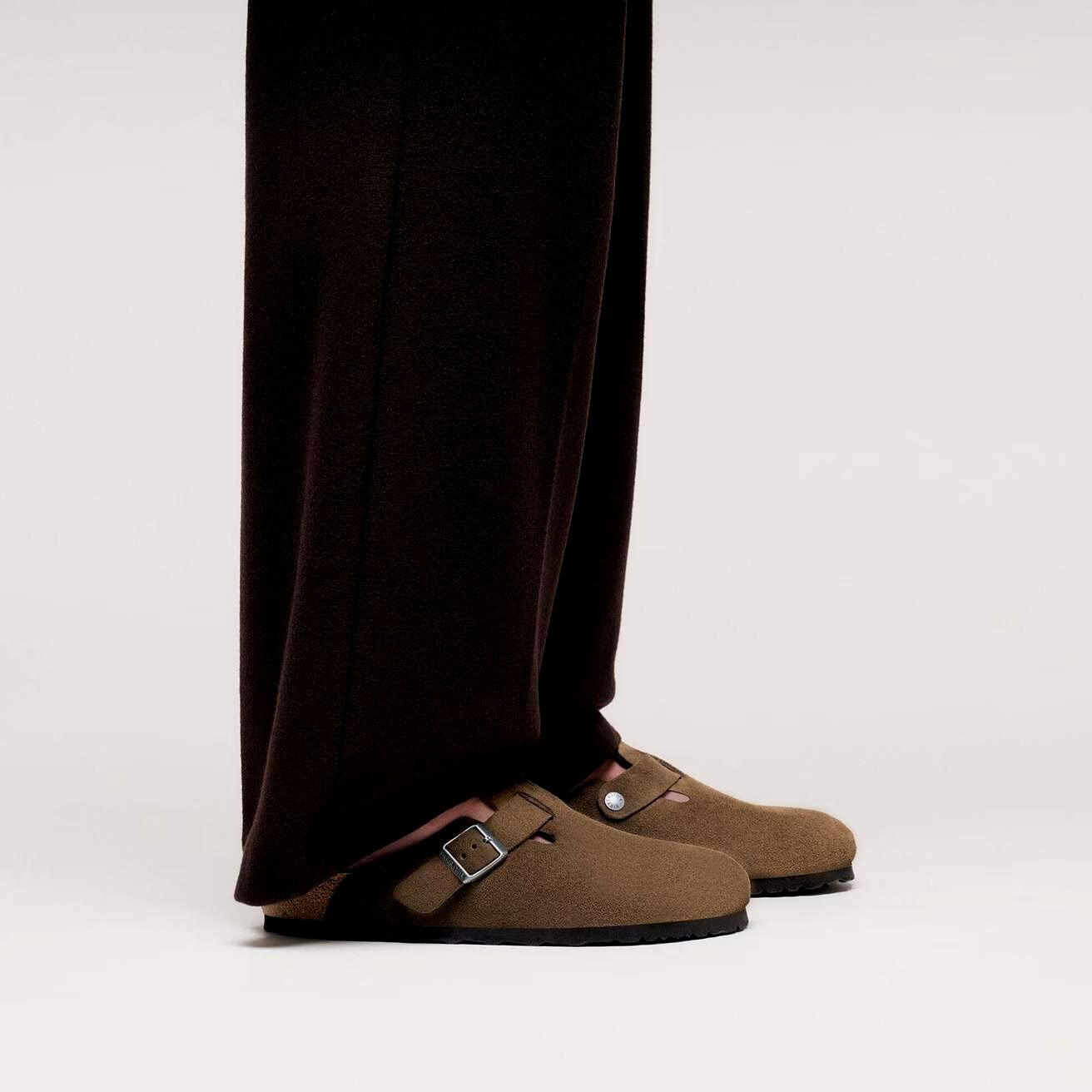 Birkenstock Boston SFB sko i semsket lær i mørk te med smal passform og lysebrun farge, vist med lukket tåkappe og justerbar rem.