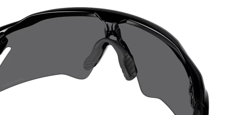 Oakley Radar EV Heater solbriller i sort med sporty innfatning og mørke glass