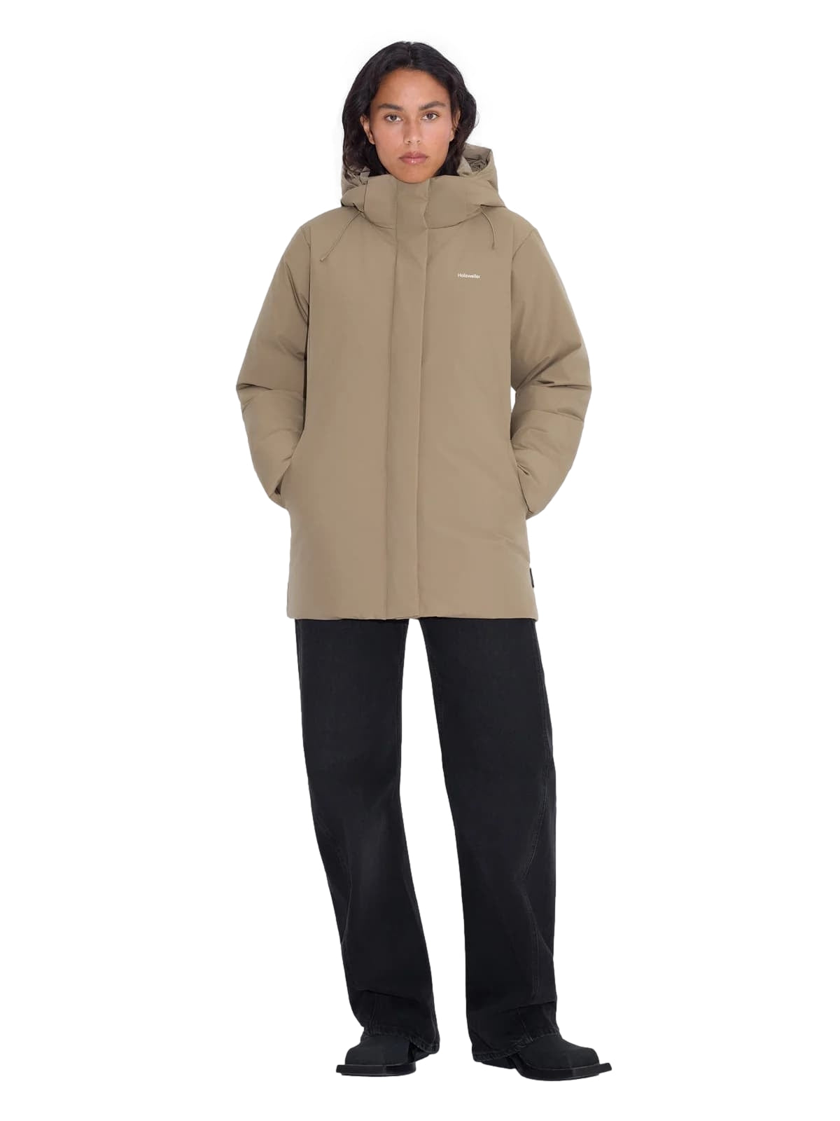 Holzweiler Loen Lt Down Coat jakke i beige med dunfyll, lang modell og komfortabel passform, vist i et utendørs miljø.