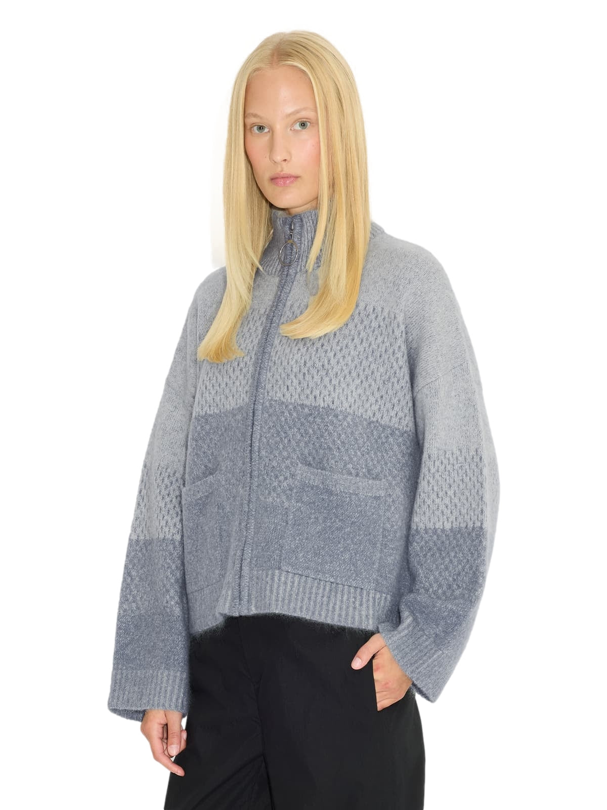 Holzweiler Tine cardigan i lyseblå og gråblå med myk, komfortabel passform og fin struktur.
