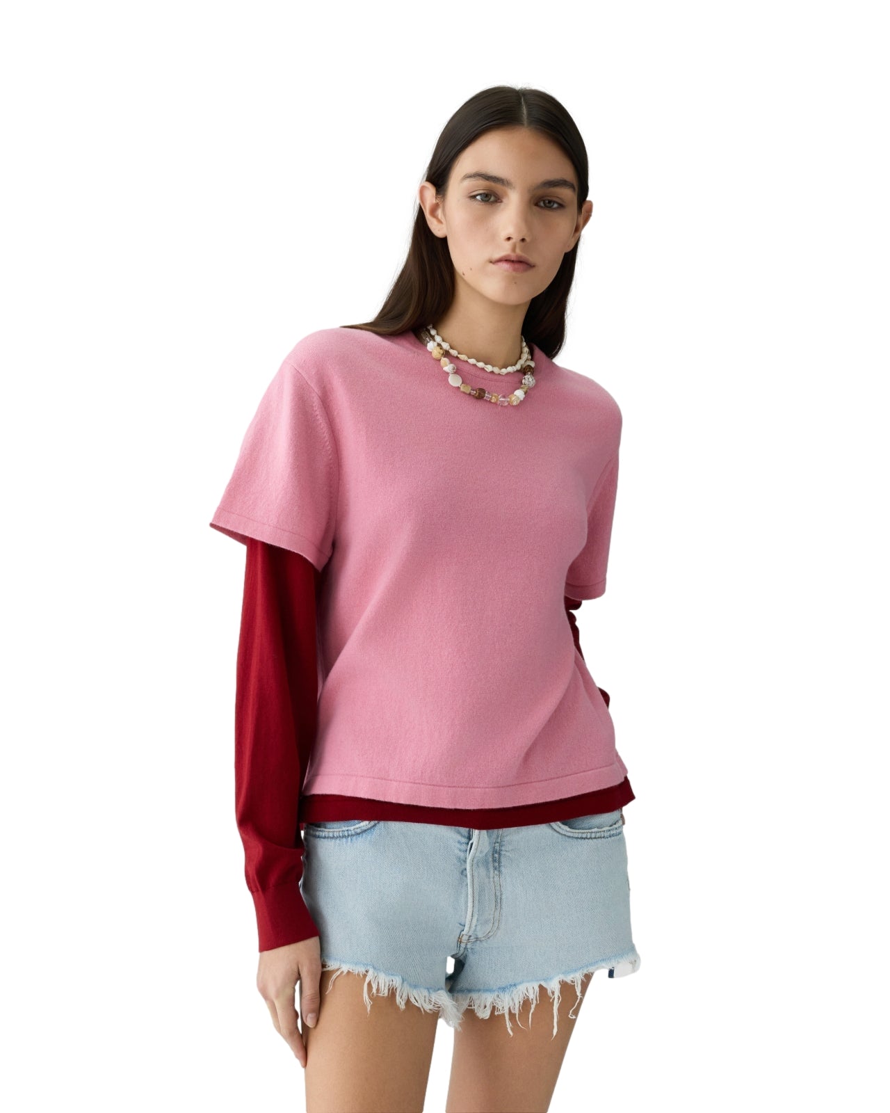 Guest In Residence lagvis T-skjorte i rosa og rød, komfortabel topp med lagdelt design og mykt stoff.