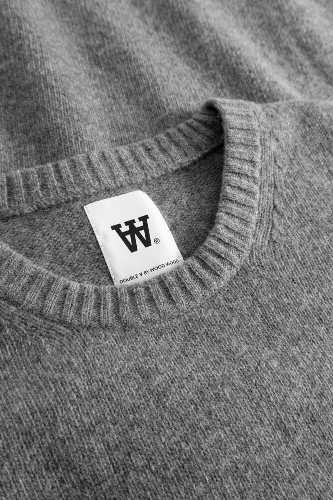 Grå Wood Wood WW Tal Crew Neck genser, nærbilde av bomullsgenser med rund hals og logo-trykk foran.