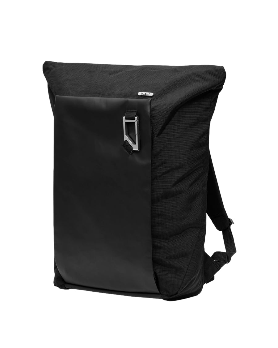 Sort Db Entour Backpack 26L ryggsekk med flere lommer og komfortable skulderstropper, ideell for dagsturer og skolebruk.