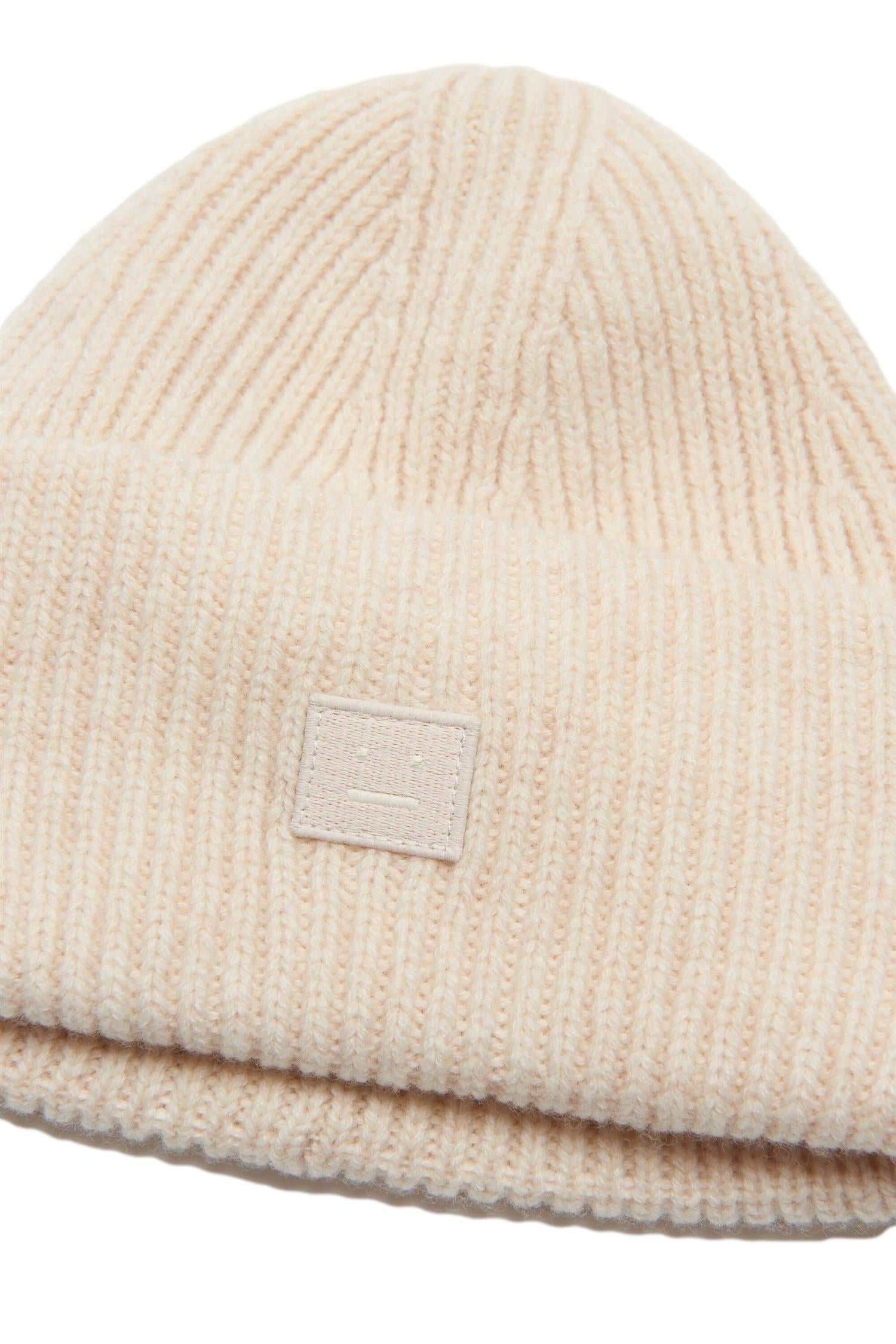 Acne Small face logo beanie Lue Lys Beige - modostore.no