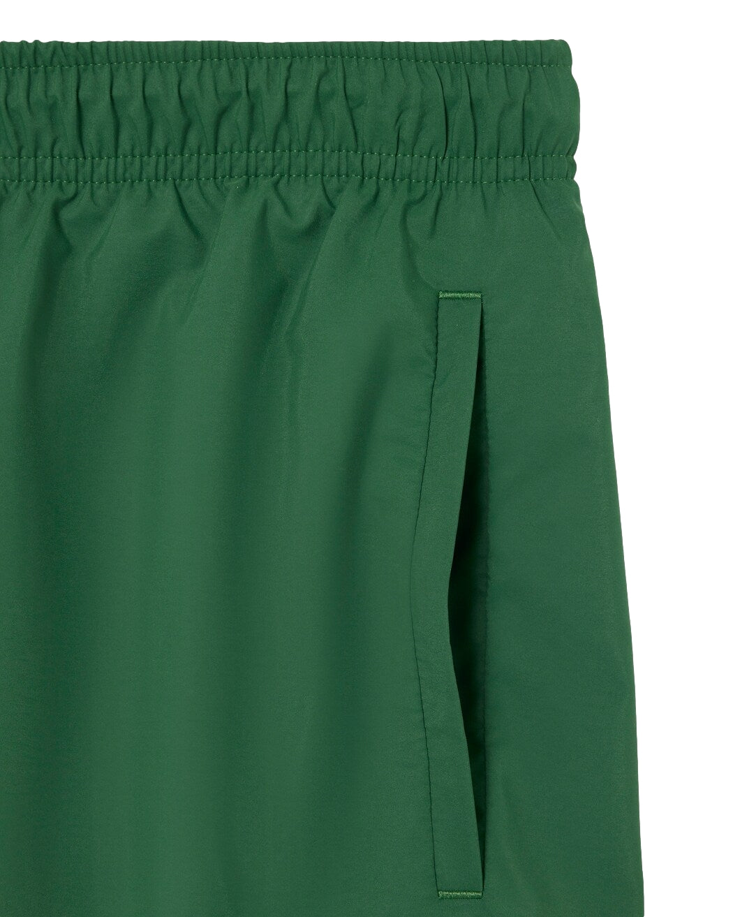 Lacoste badebukser i rasktørkende grønn shorts, sportslig design med logo, egnet for svømming og strandbruk.