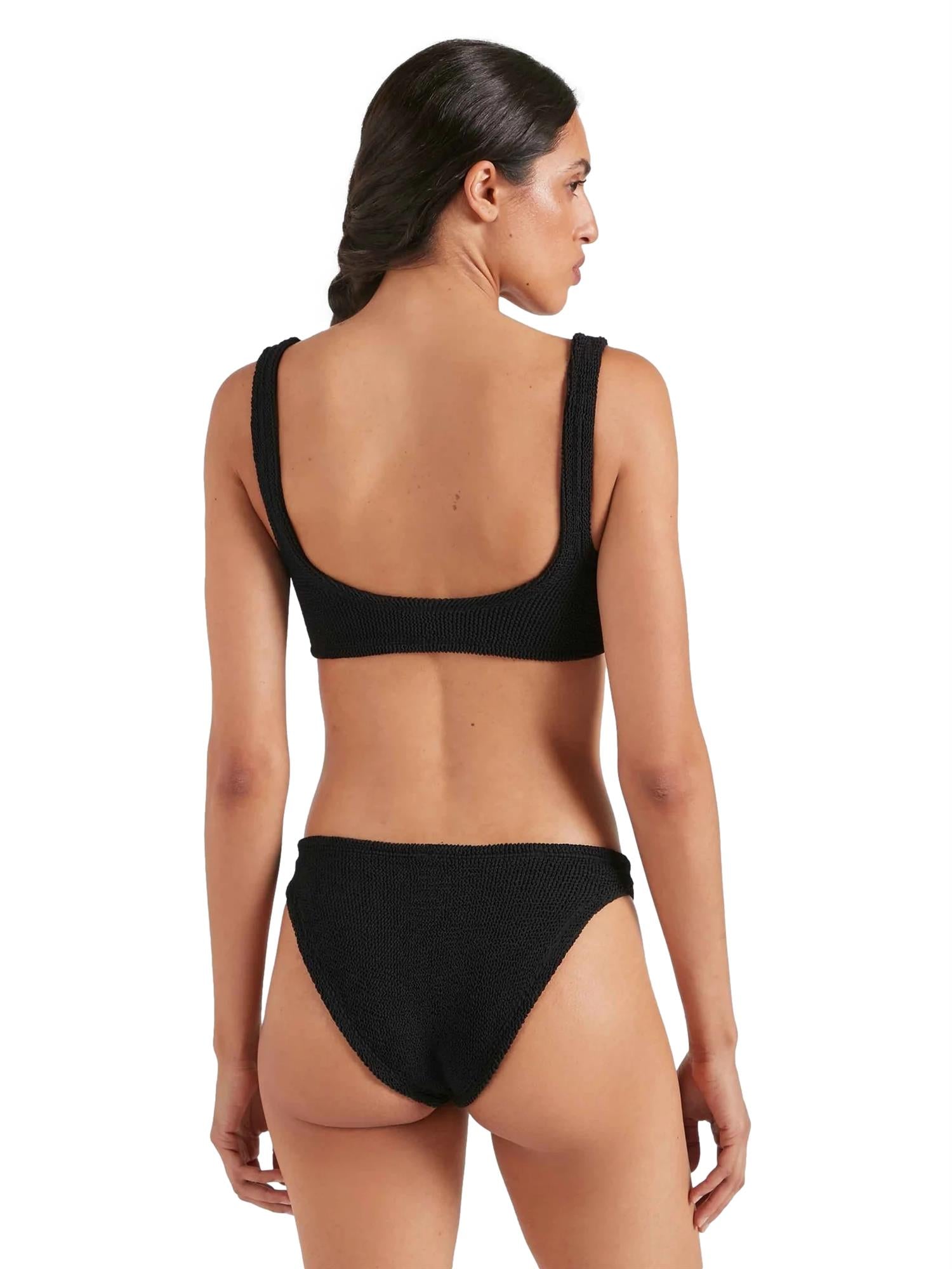 Sort Hunza G Xandra bikini i elastisk stoff, vist på modell, med tynne stropper og klassisk bikinideign.