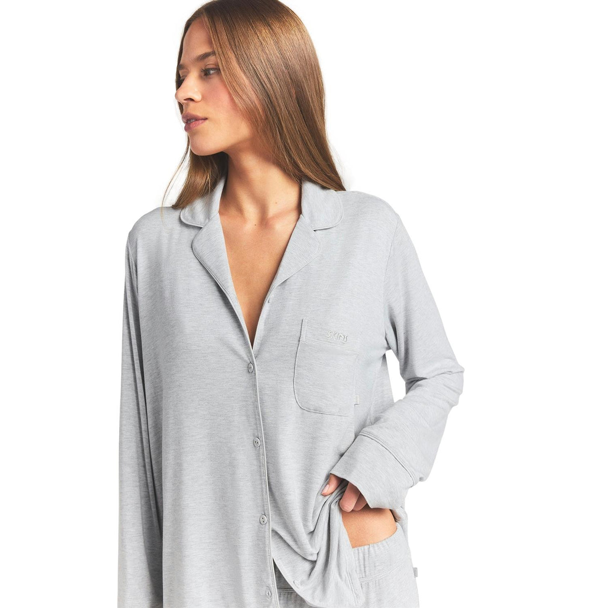 SKIMS langermet nattøysett i lysegrå Heather Grey med knapper, mykt og komfortabelt undertøy for avslapning.