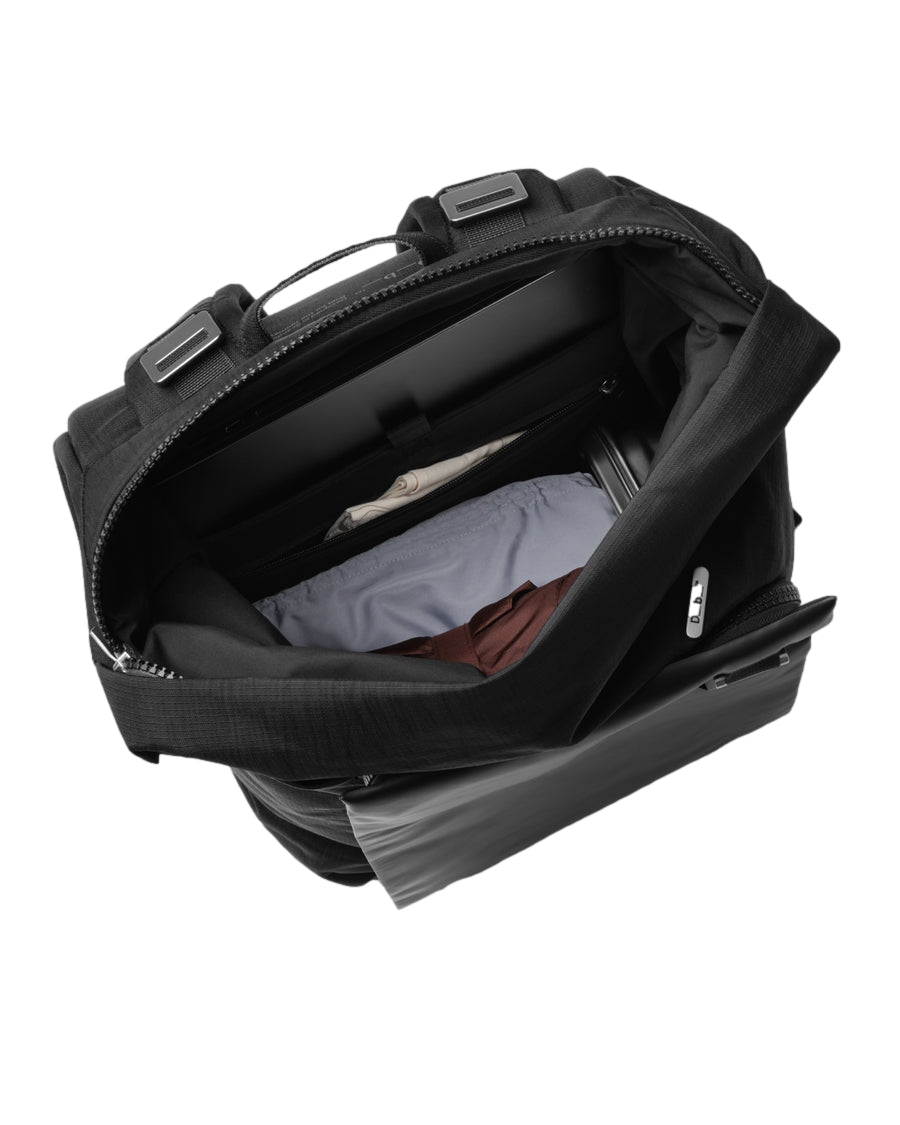 Sort Db Entour Backpack 26L sekke med justerbare stropper og romslig hovedrom, ideell for dagsturer og skolebruk.
