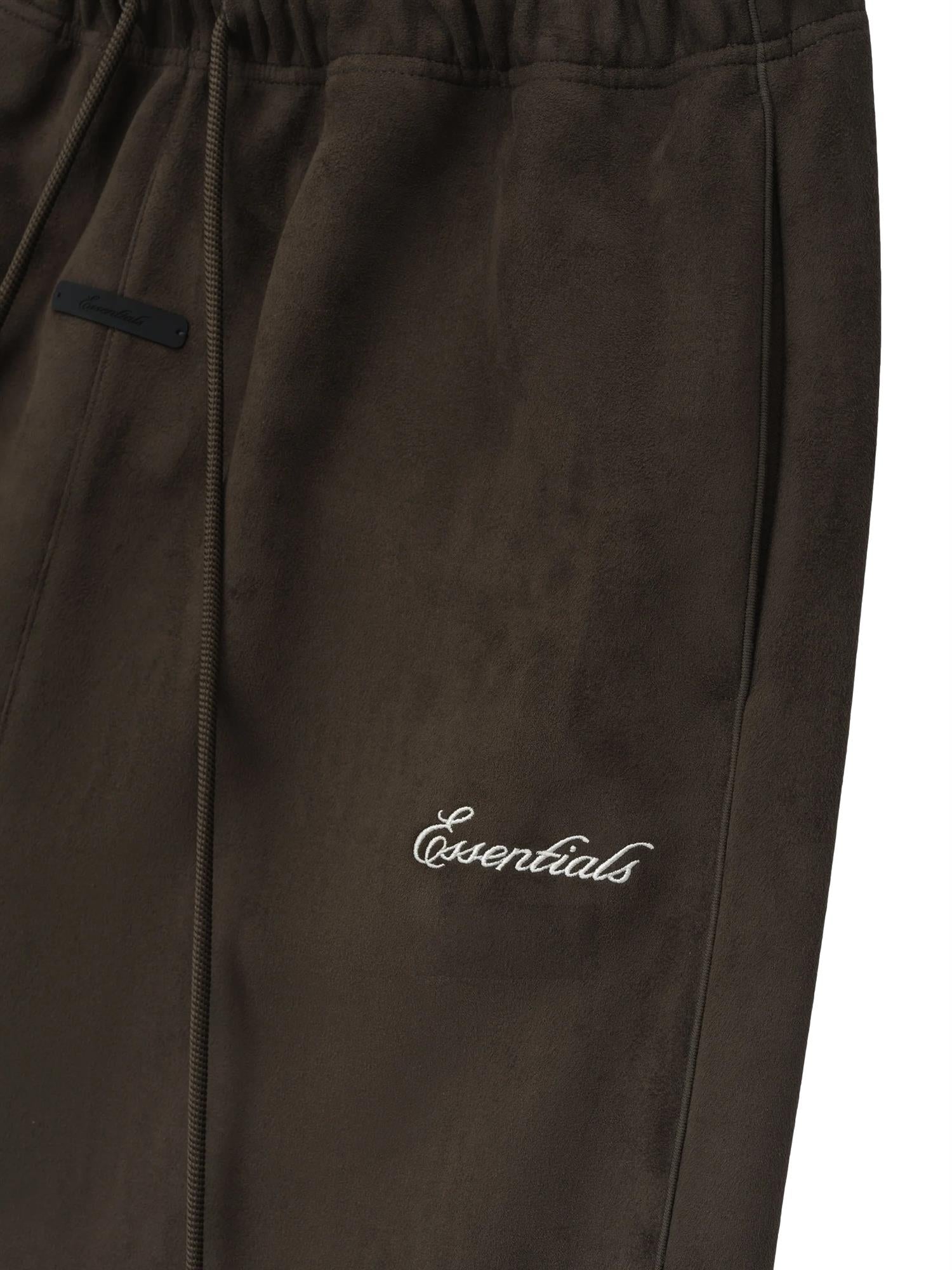 Fear of God Essentials Signature Relax Bukse i mørkebrunt stoff, komfortabel og avslappet passform, synlig på bildet.