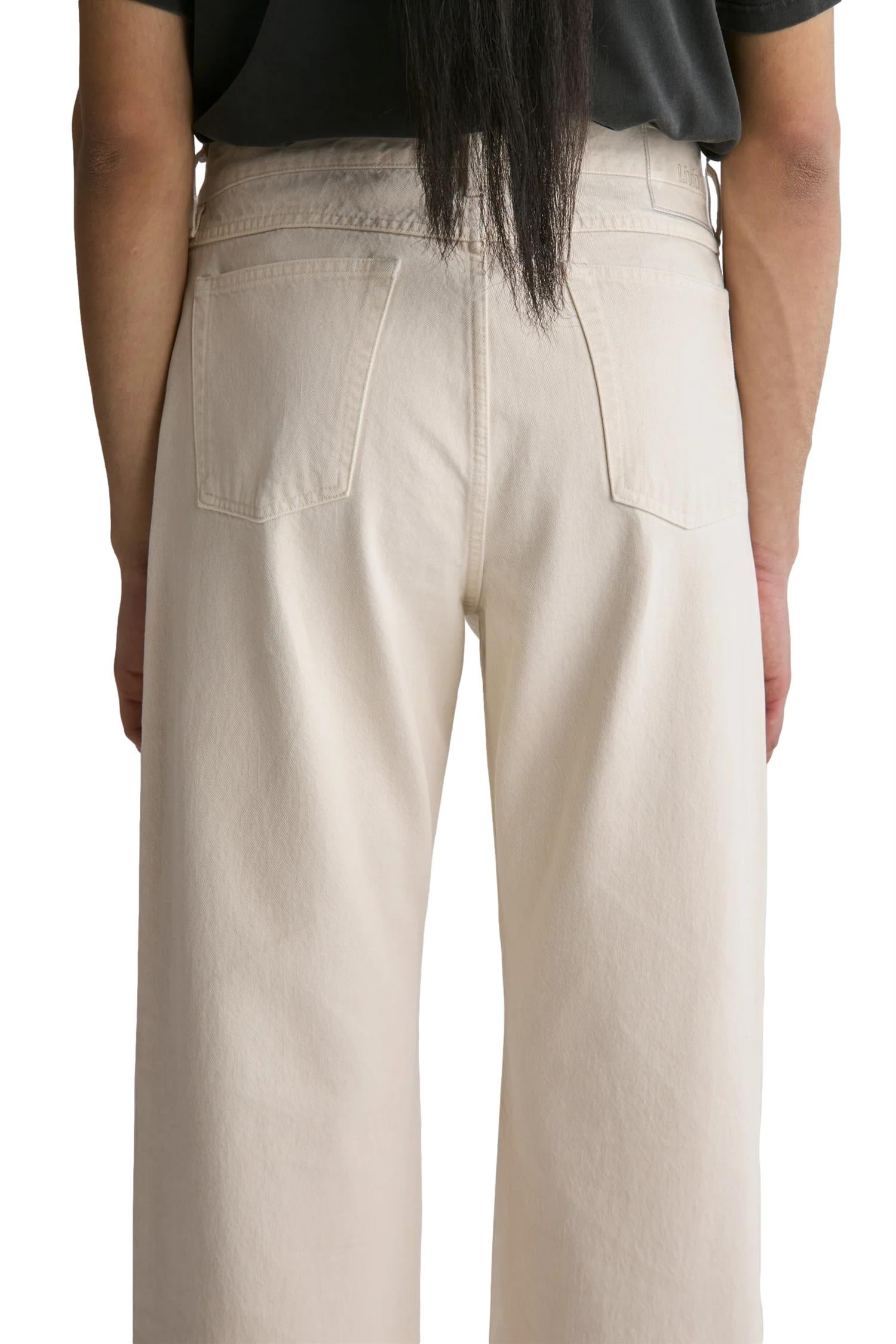 Livid Barnes Fade Bone jeans i off-white med slitte detaljer, vanlig passform og jeansmateriale.