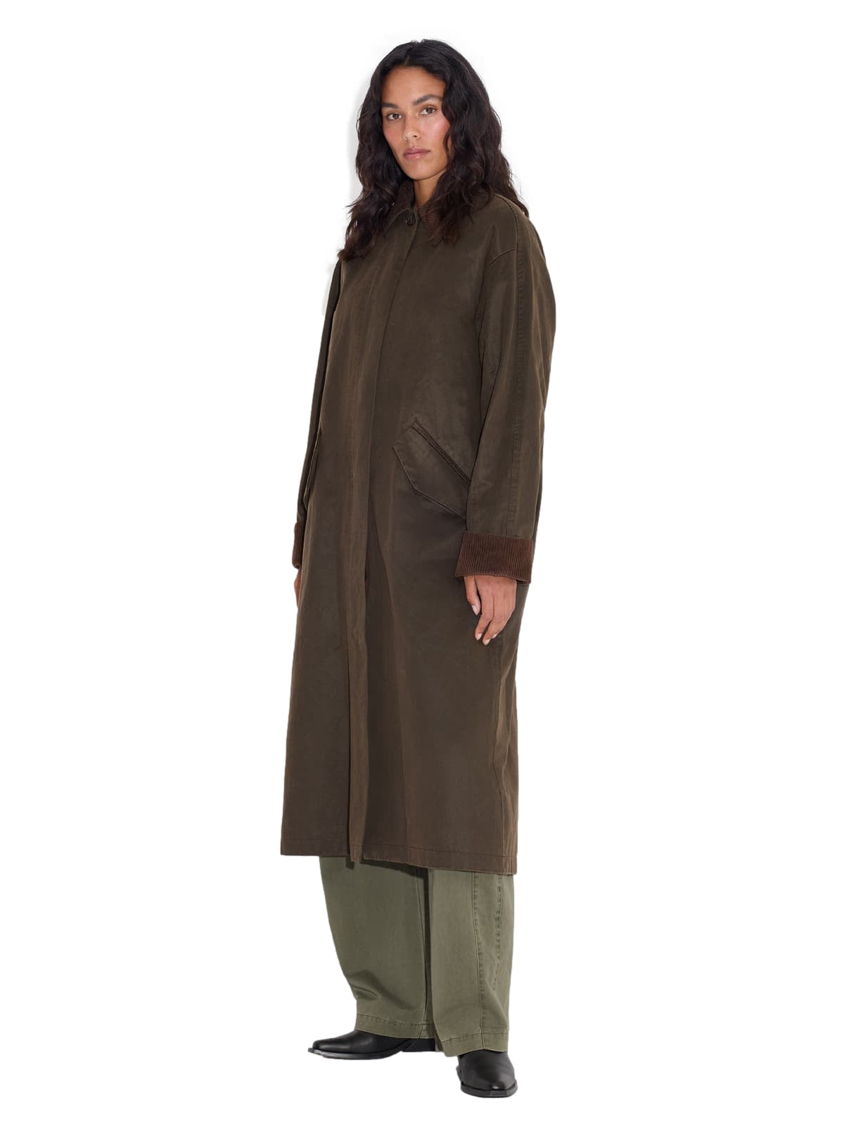 Holzweiler Debbi Coat jakke i ull med stor krage og knapper, vist på modell foran en nøytral bakgrunn.
