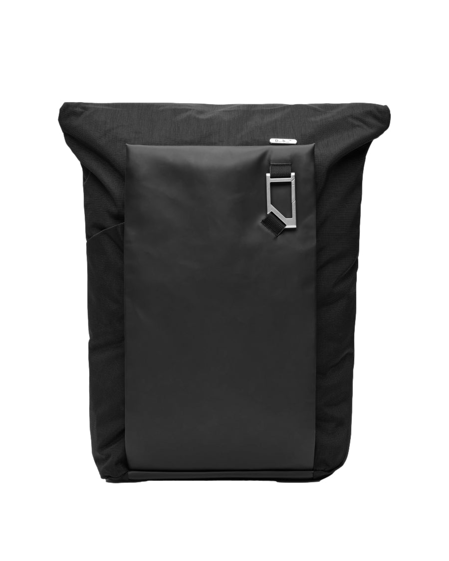 Sort Db Entour Backpack 26L sekk med justerbare skulderstropper og romslig hovedrom, perfekt for dagsturer og skolebruk.