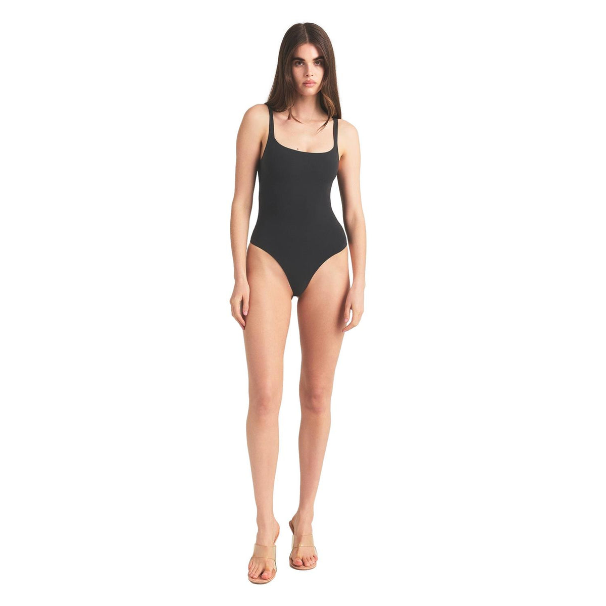 Sort SKIMS Fits Everybody square neck bodysuit laget av elastisk stoff, nærbilde av kroppen som viser passform og detaljer.