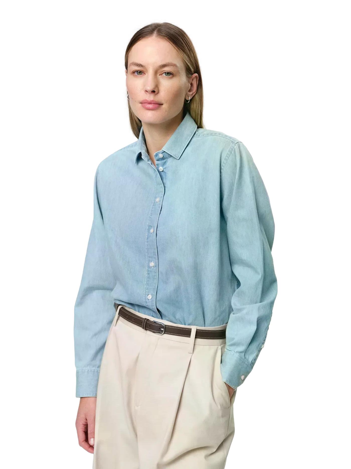 Lyseblå Julie Josephine Liv denim skjorte med knapper og klassisk krage, vist på modell.