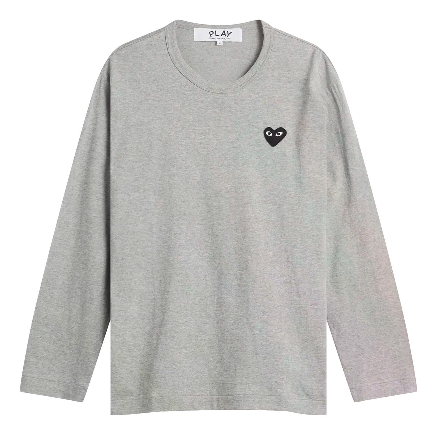 Sort longsleeve T-skjorte fra Comme des Garcons Play med emblem og strikket design, vist i gråfarge.