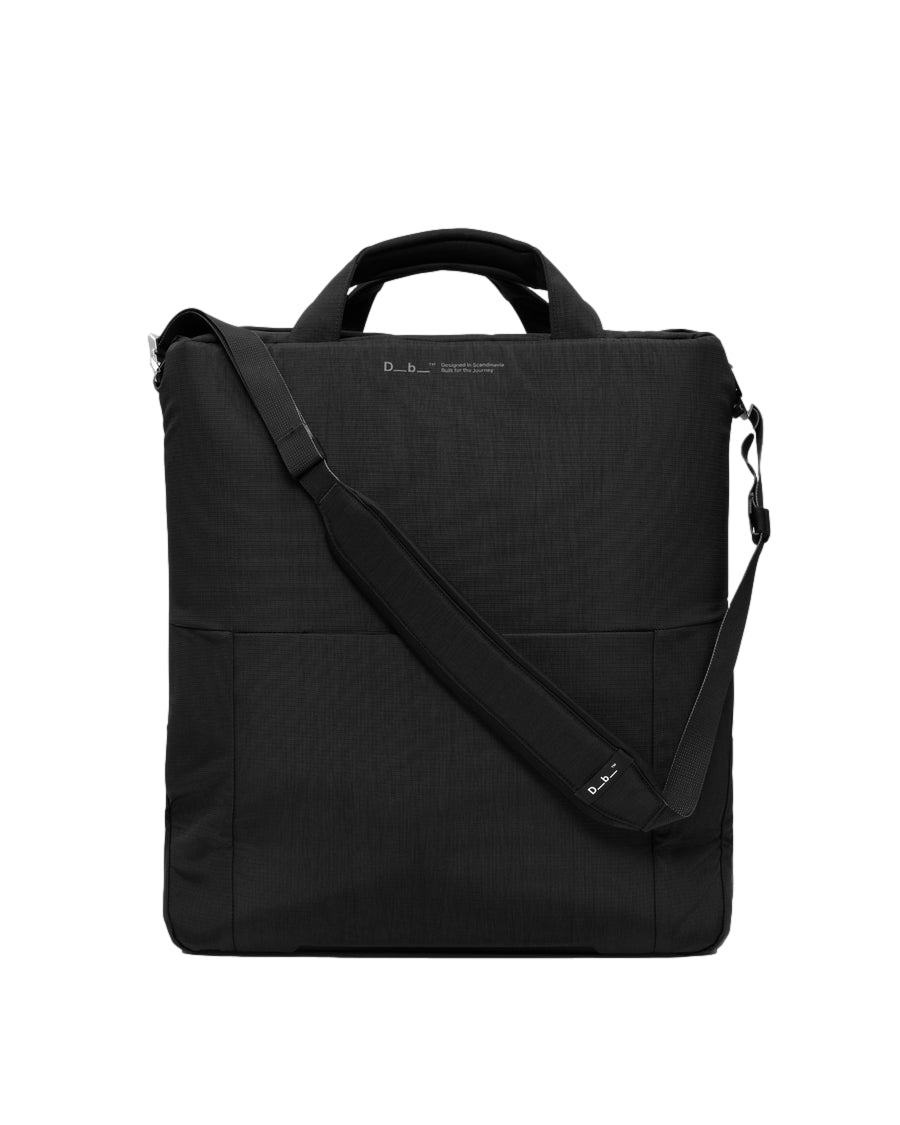 Sort Db Entour hjelmveske og tote bag i stoff, med romslig 32-liters kapasitet og bærestropper for komfort.