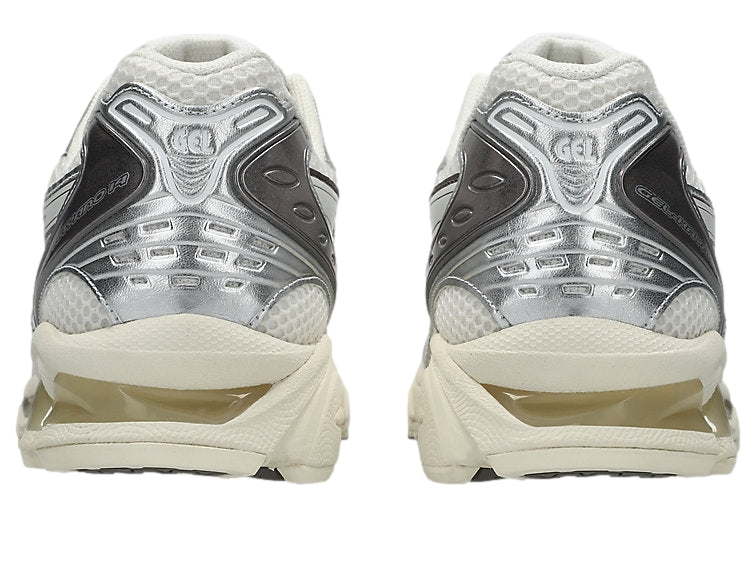 Asics GEL-KAYANO 14 løpesko i krem og kakaobrun med hvite detaljer, vises på bilde.