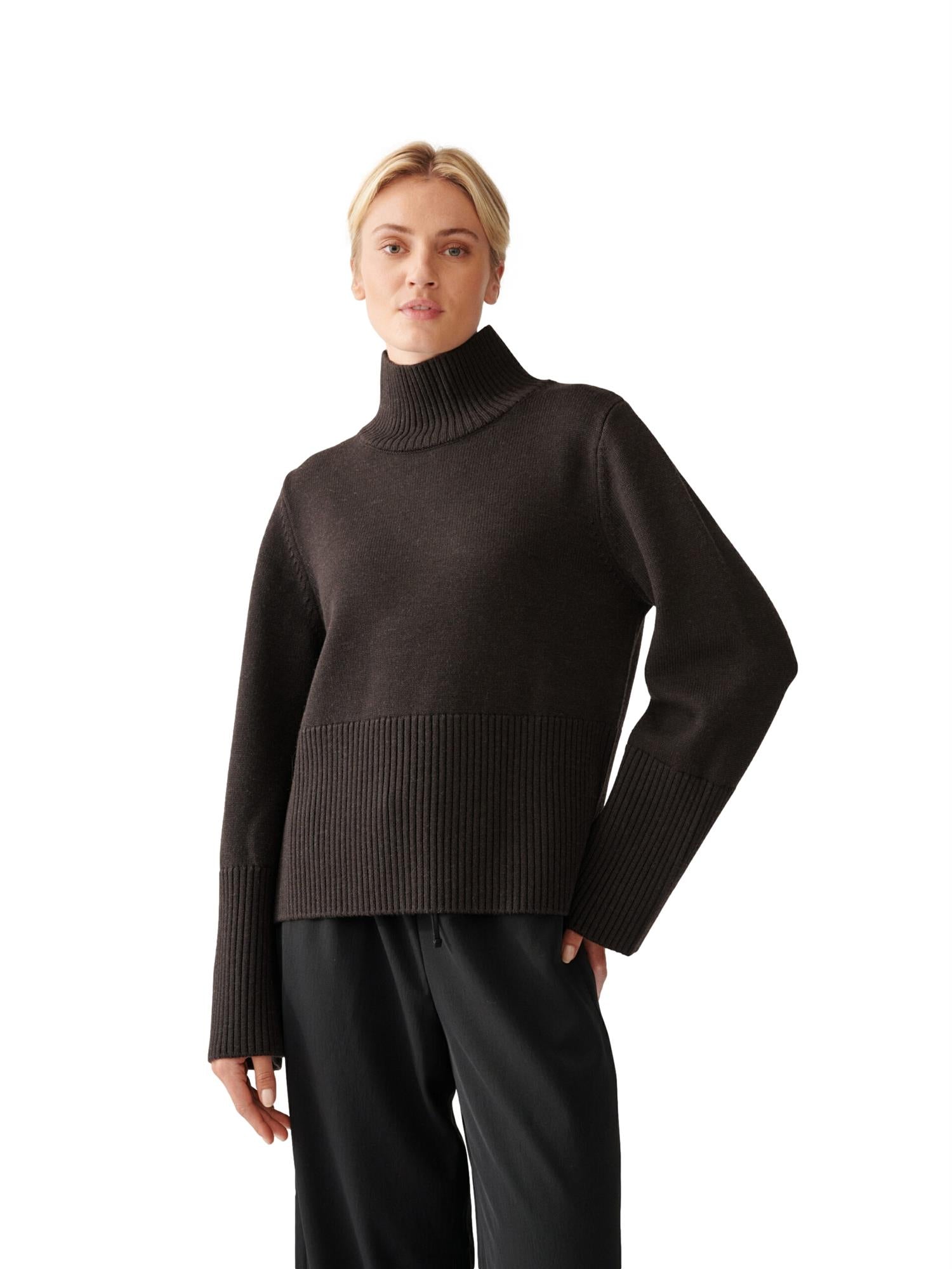 Julie Josephine High Neck Wool Sweater Genser Mørkebrun - modostore.no