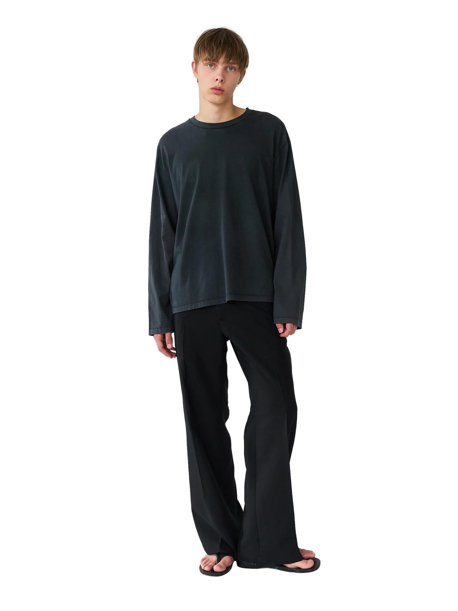 Sort bukse fra Stockholm Surfboard Club med komfortabel passform og casual stil, vist på en modell.