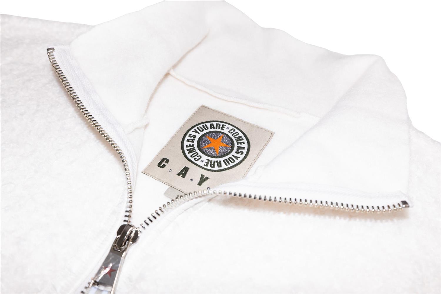 CAYA Nini halv-zip hvit genser med rund hals og mykt stoff, vist på modell.