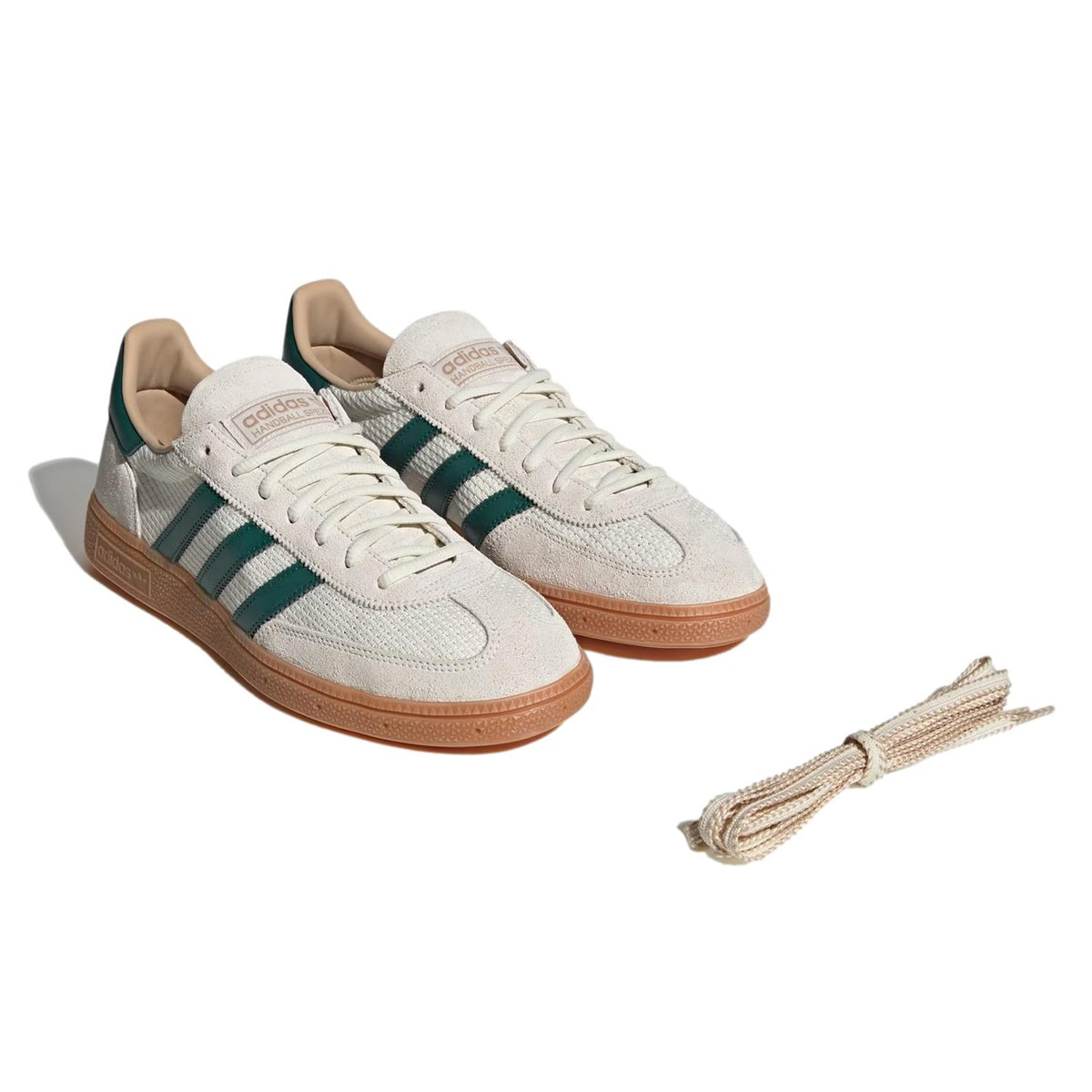 Adidas Handball Spezial IH6592 sko i beige og grønn, vises med hvit såle og komfortabel design for håndballspilling.