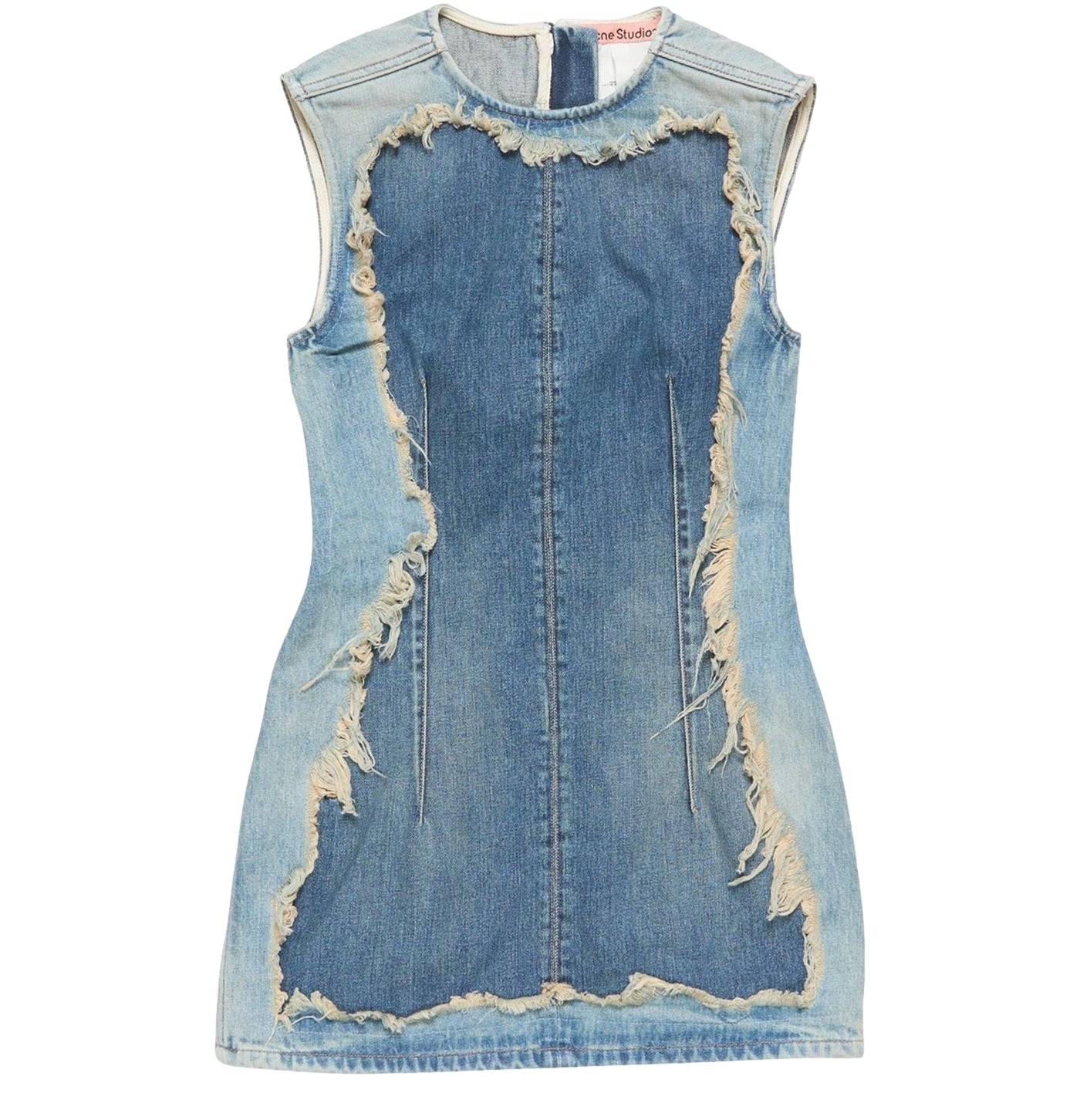 Acne Denim Kjole – denimkjole med klassisk design, lang modell og lyseblå farge, vist på modell med naturlig styling.