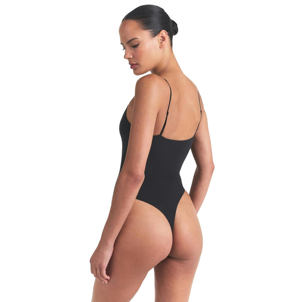 SKIMS Fits Everybody Cami Thong Body i sort med smale stropper og figurnær passform