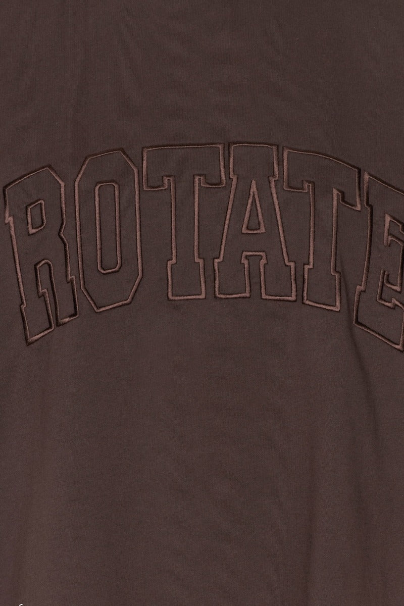 Mørkebrun ROTATE oversized jersey t-skjorte topp med avslappet passform og mykt stoff, synlig på bilde.