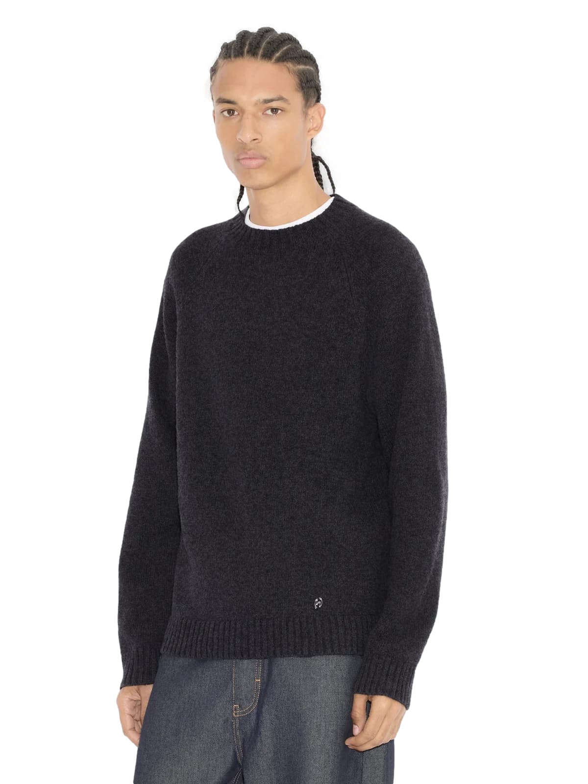 Mørkegrå Holzweiler Andreas crewneck genser, nærbilde av myk bomullsgenser med rund hals og logo-trykk foran.