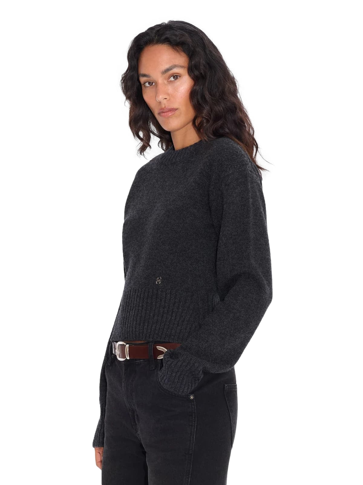 Holzweiler Julia cropped crewneck genser i mørkegrå, nærbilde av myk bomullsgenser med rund hals og kortere passform.
