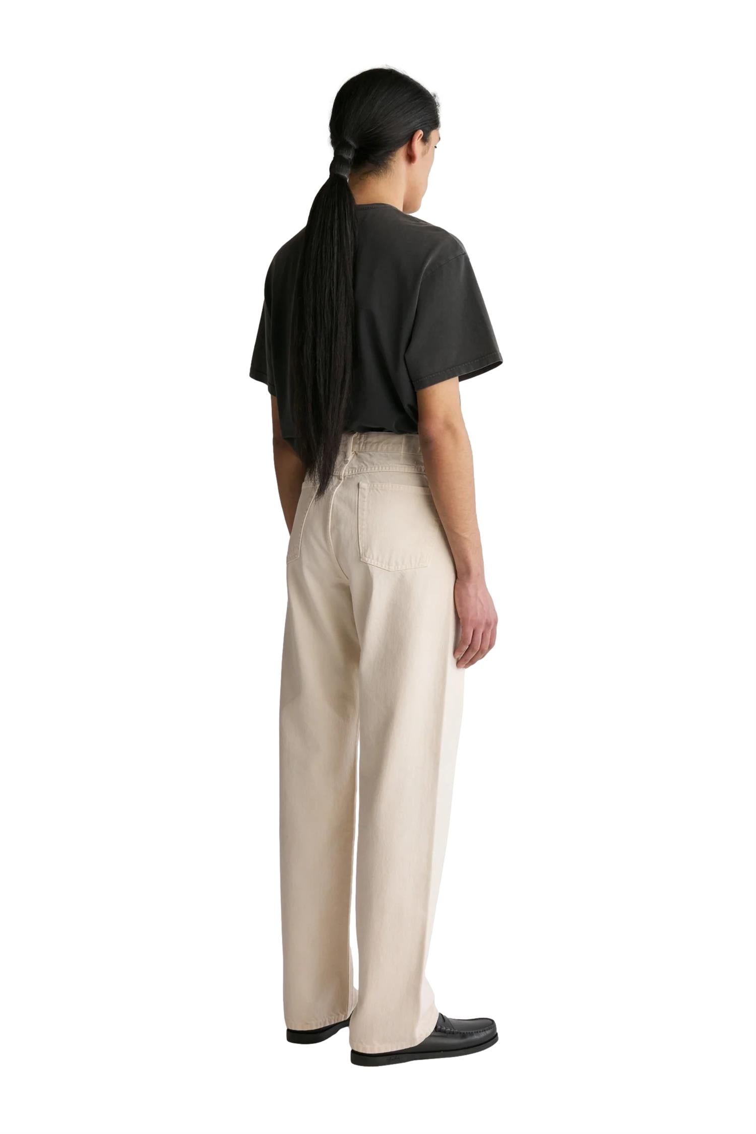 Livid Barnes Fade Bone jeans i off-white med slitte detaljer og klassisk jeansdesign, vist på en modell.
