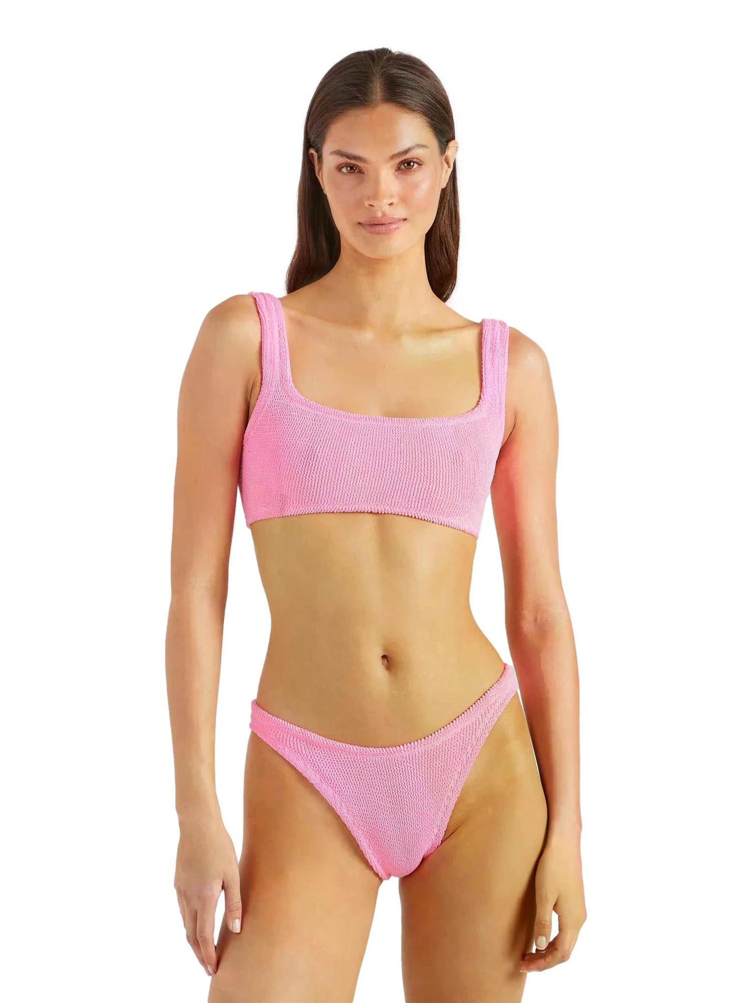 Hunza G Xandra rosa bikini med bubblegum farge, myk og formtilpasset for komfort og stil, vist på modell.