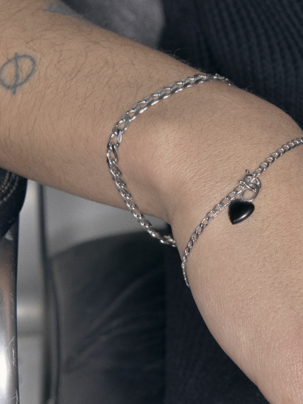 Maria Black Saffi små armbånd i sølv med minimalistisk design, vist på et håndledd.